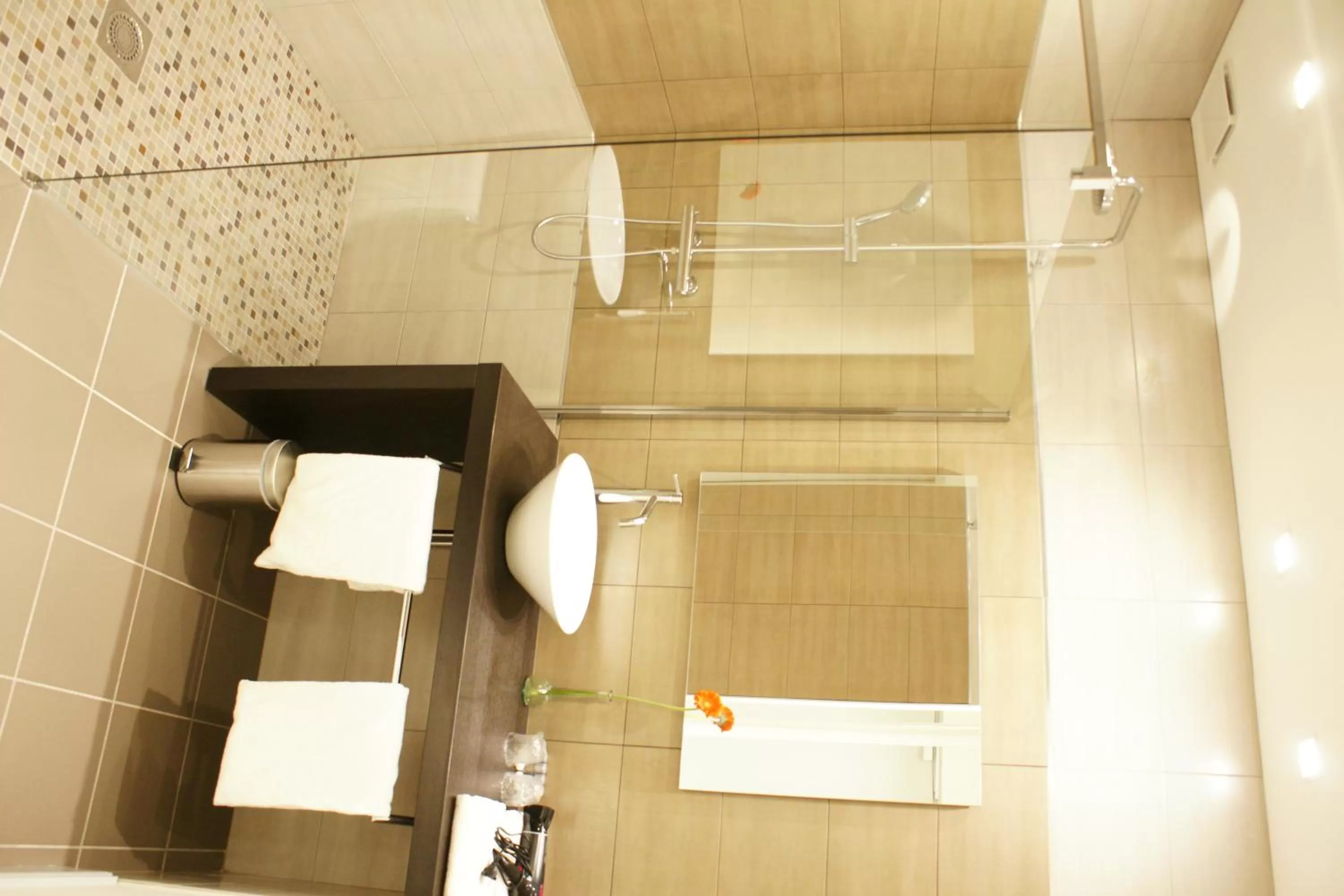 Bathroom in Logis- Hôtel Spa Restaurant l'Epicurial