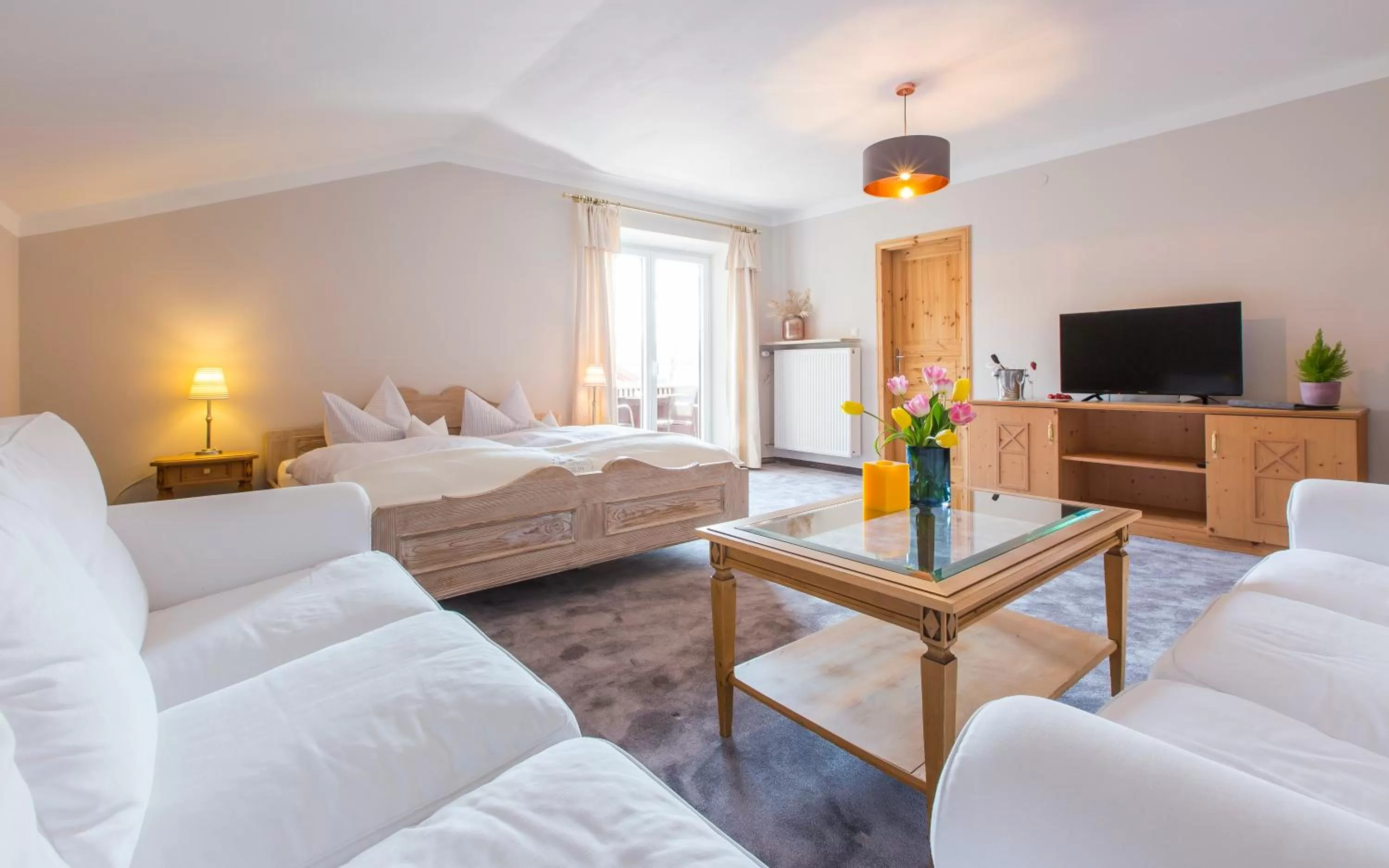 Living room, Bed in Hotel Berlin Tegernsee