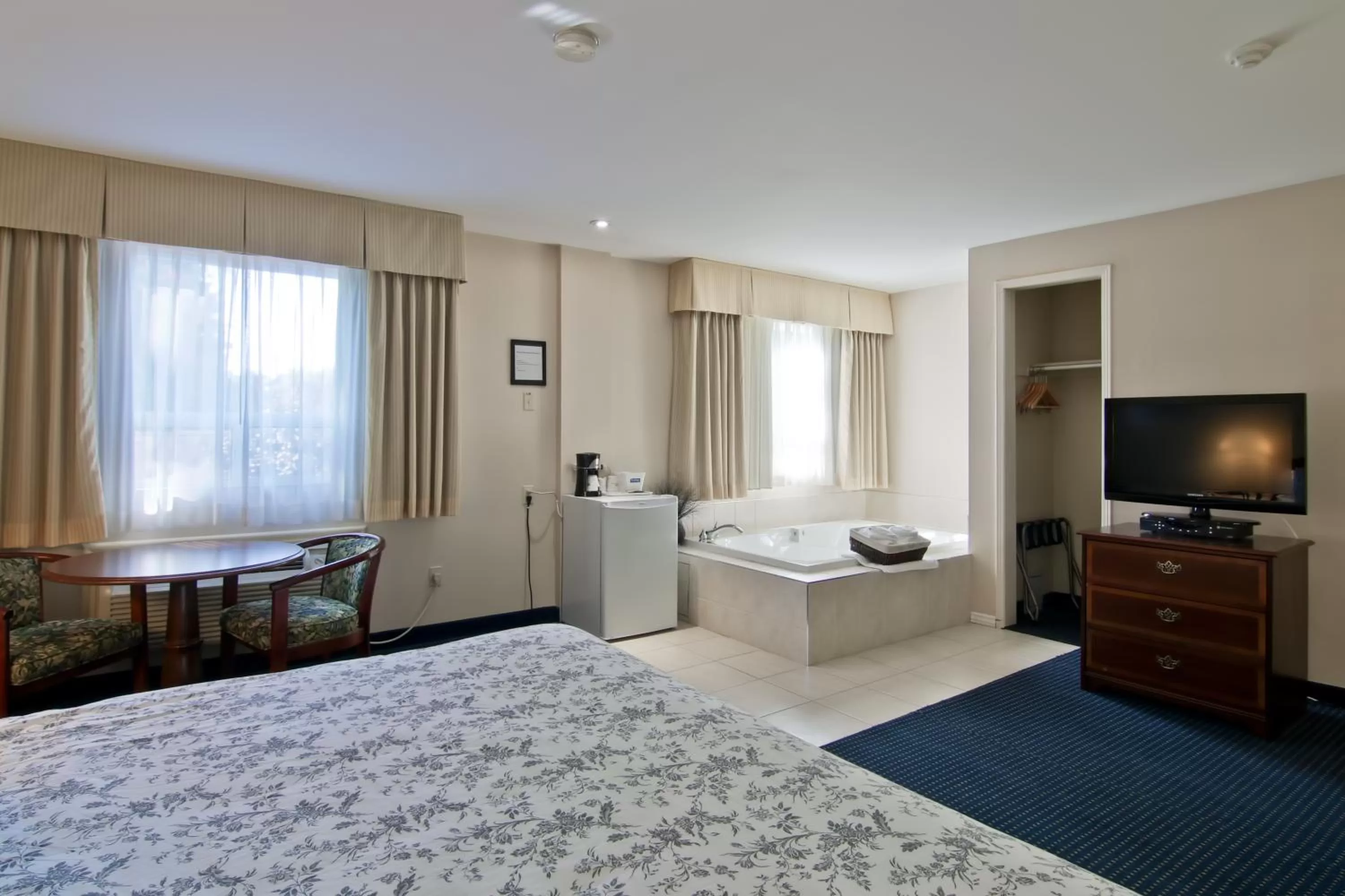 Hot Tub, Bed in Travelodge by Wyndham Trenton