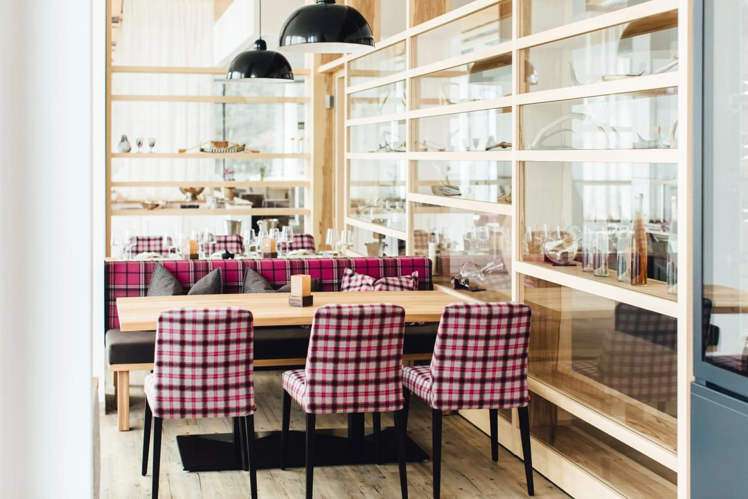 Restaurant/places to eat in Hotel Edita