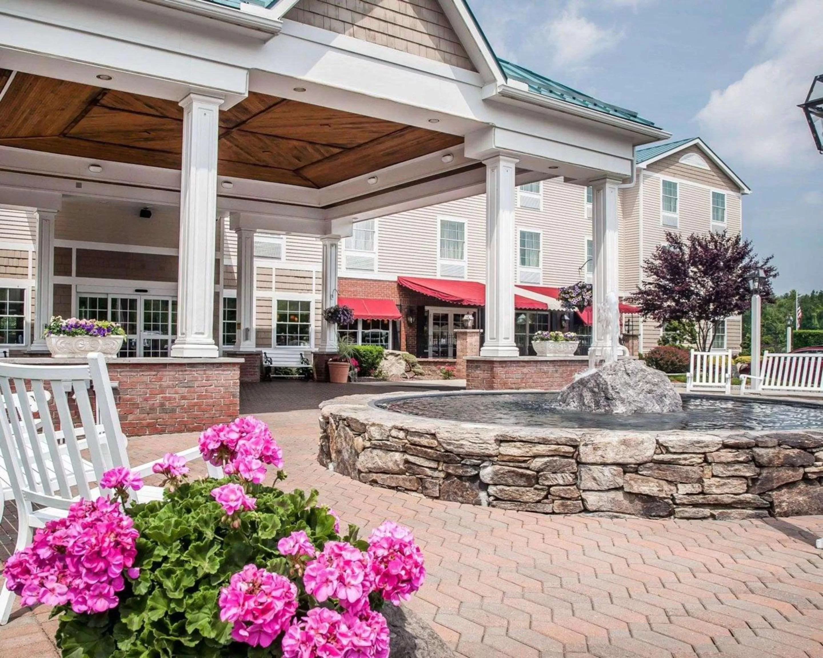 Property building in Comfort Inn & Suites Sturbridge-Brimfield