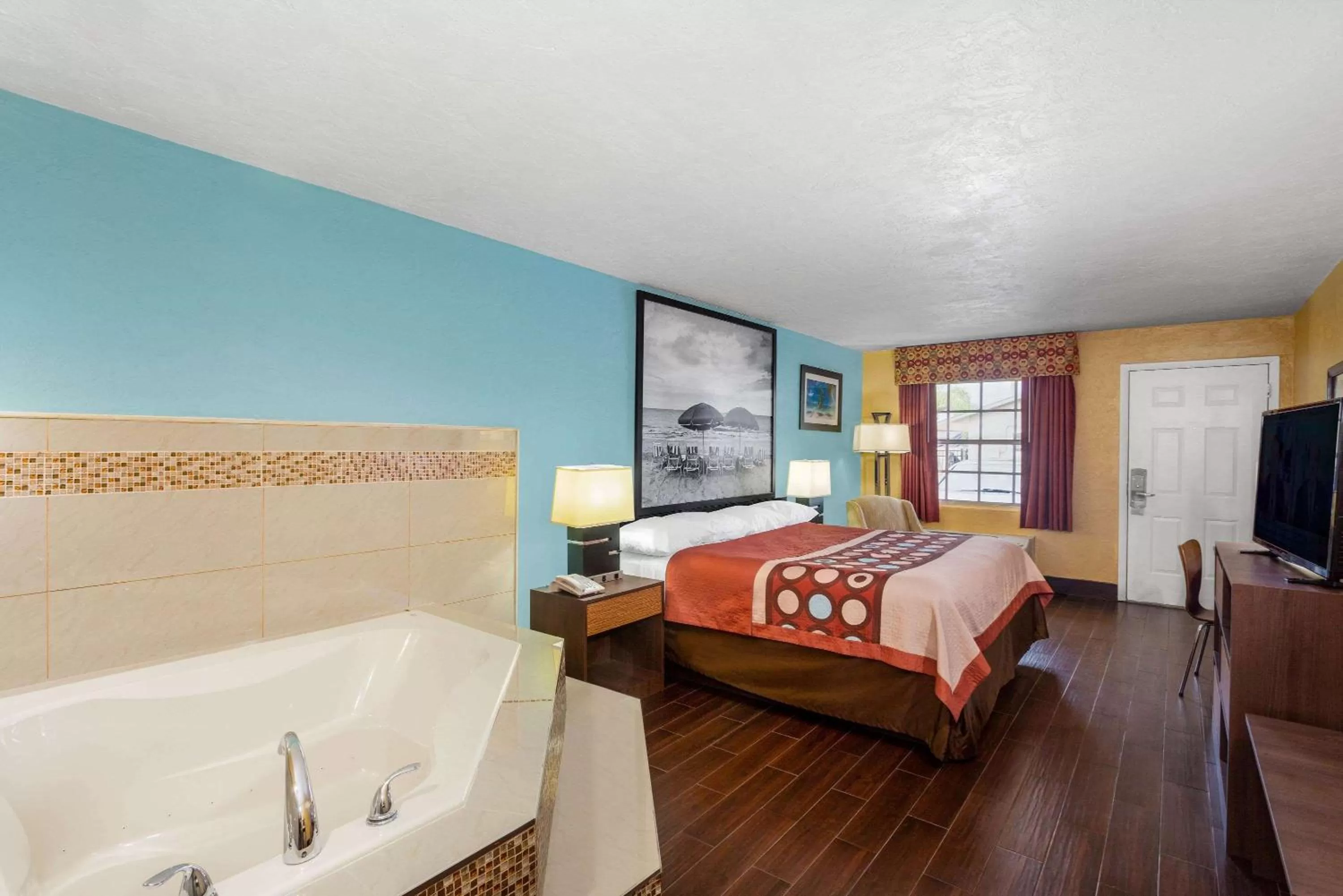 Photo of the whole room, Bed in Super 8 by Wyndham Bradenton Sarasota Area