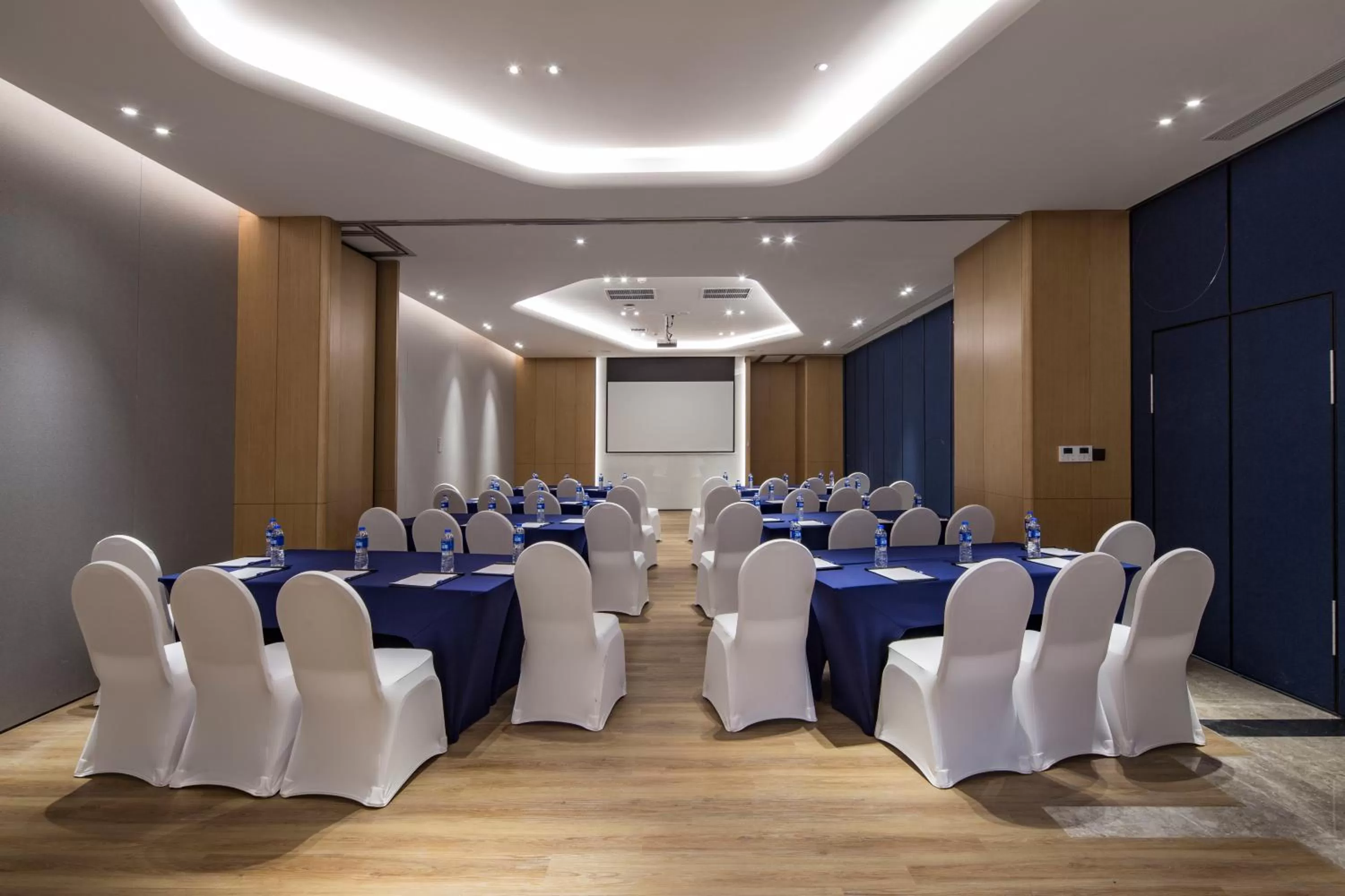 Business facilities in Holiday Inn Express Shanghai Kangqiao by IHG