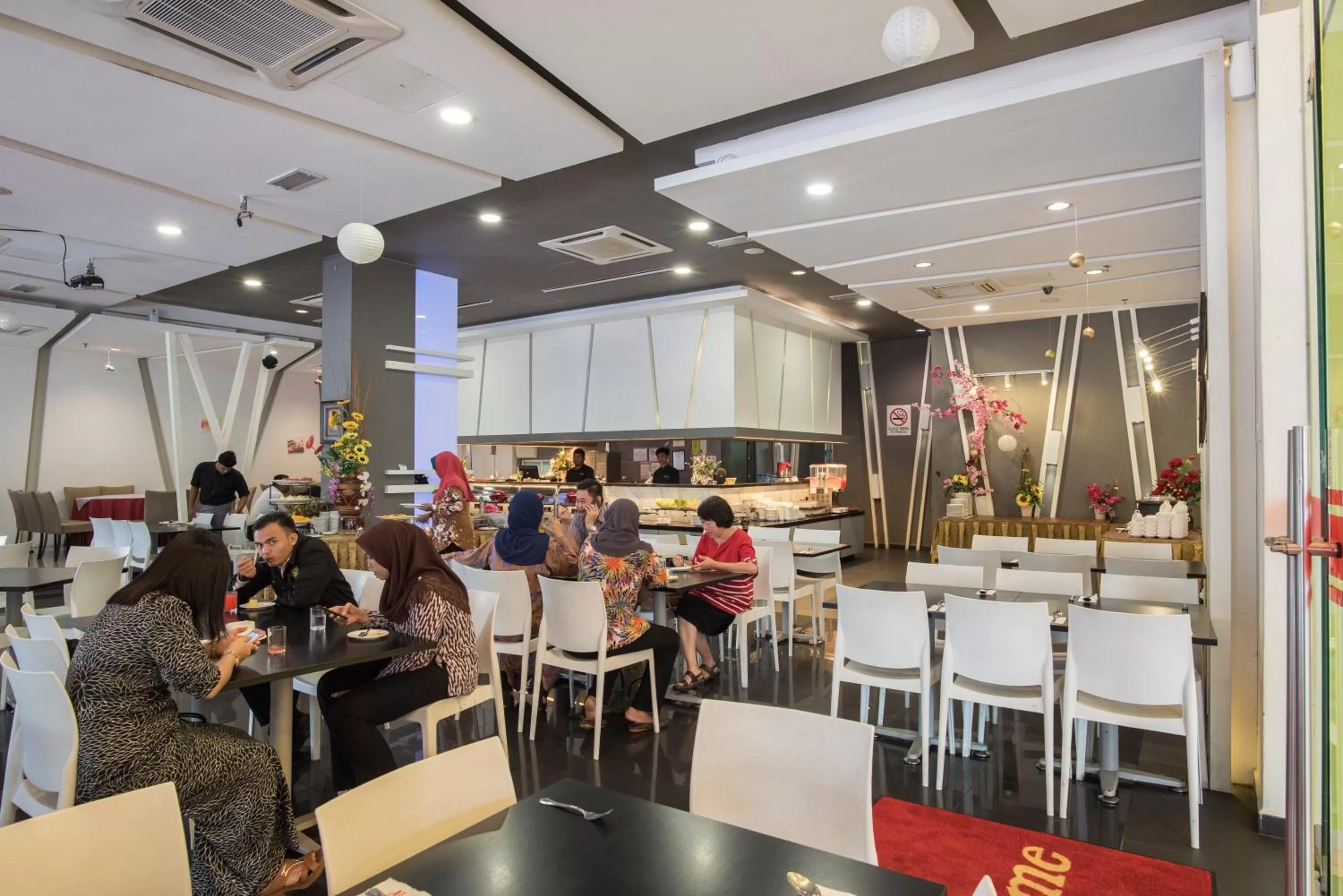 Restaurant/places to eat in Marvelux Hotel