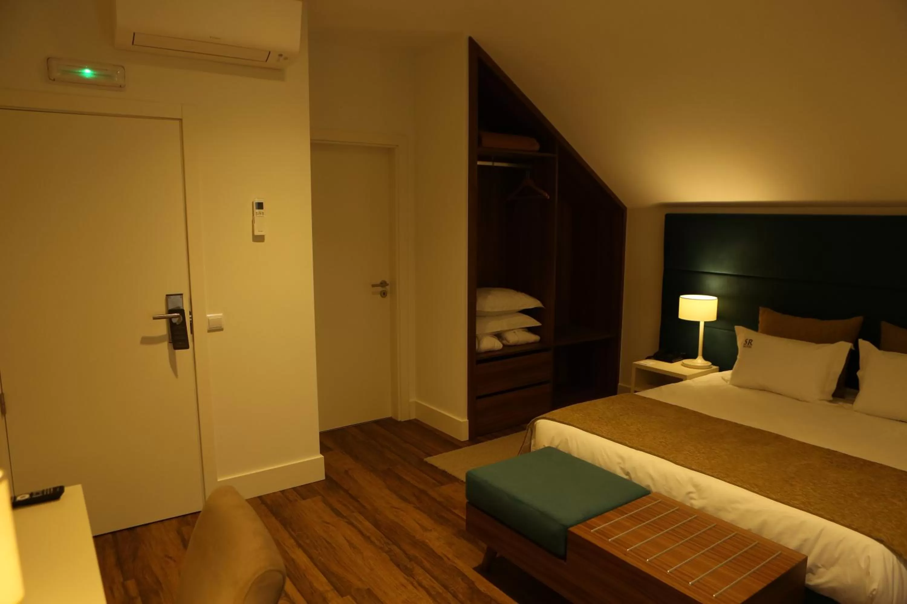 Bedroom, Bed in Hotel Solar do Rebolo