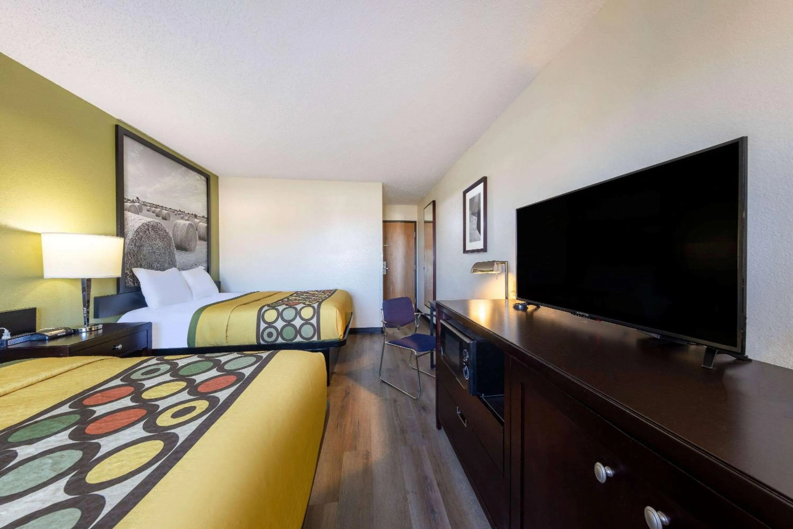 Photo of the whole room, Bed in Super 8 by Wyndham El Dorado
