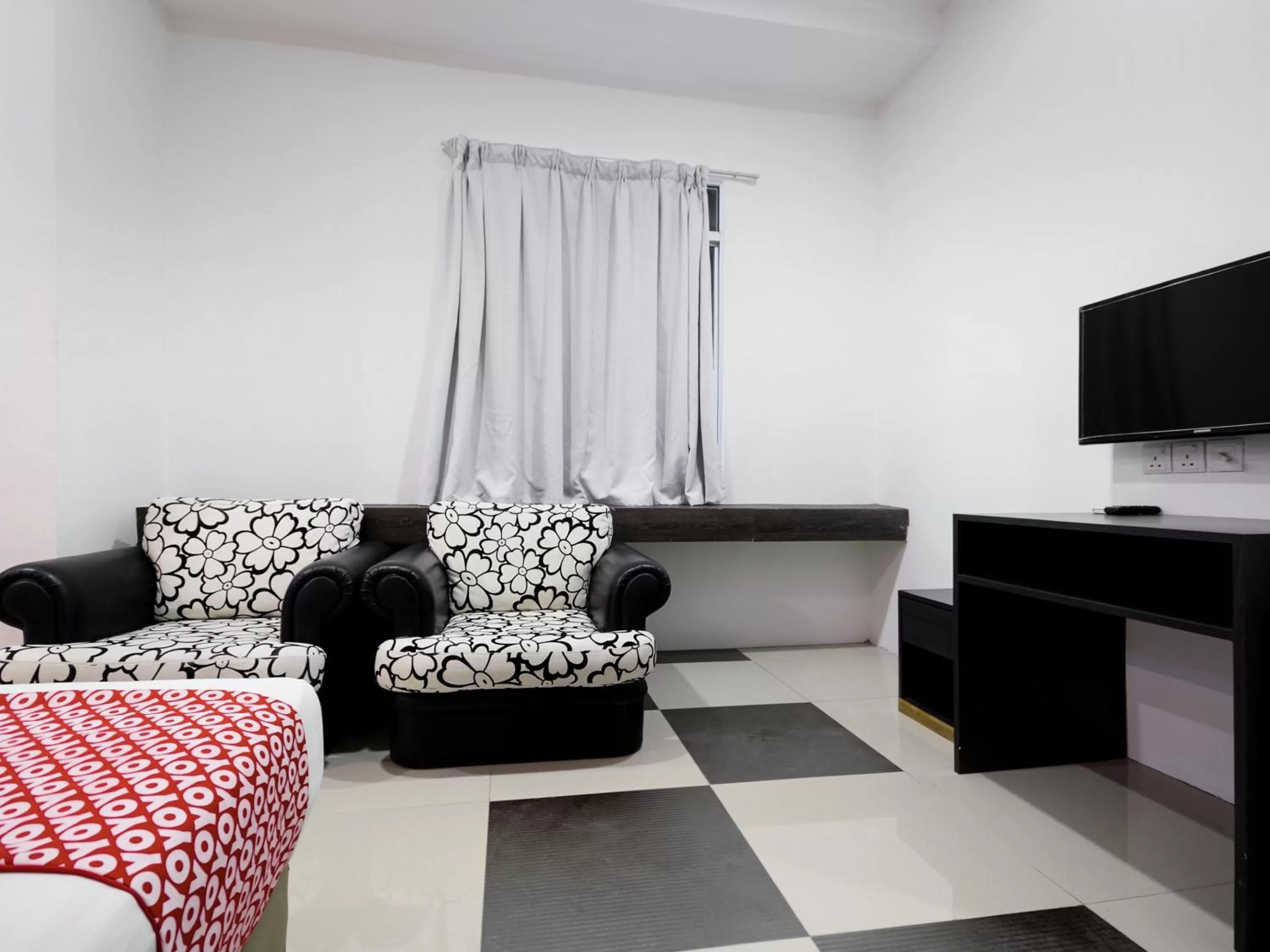 Bedroom, Seating Area in OYO 818 Hotel 11