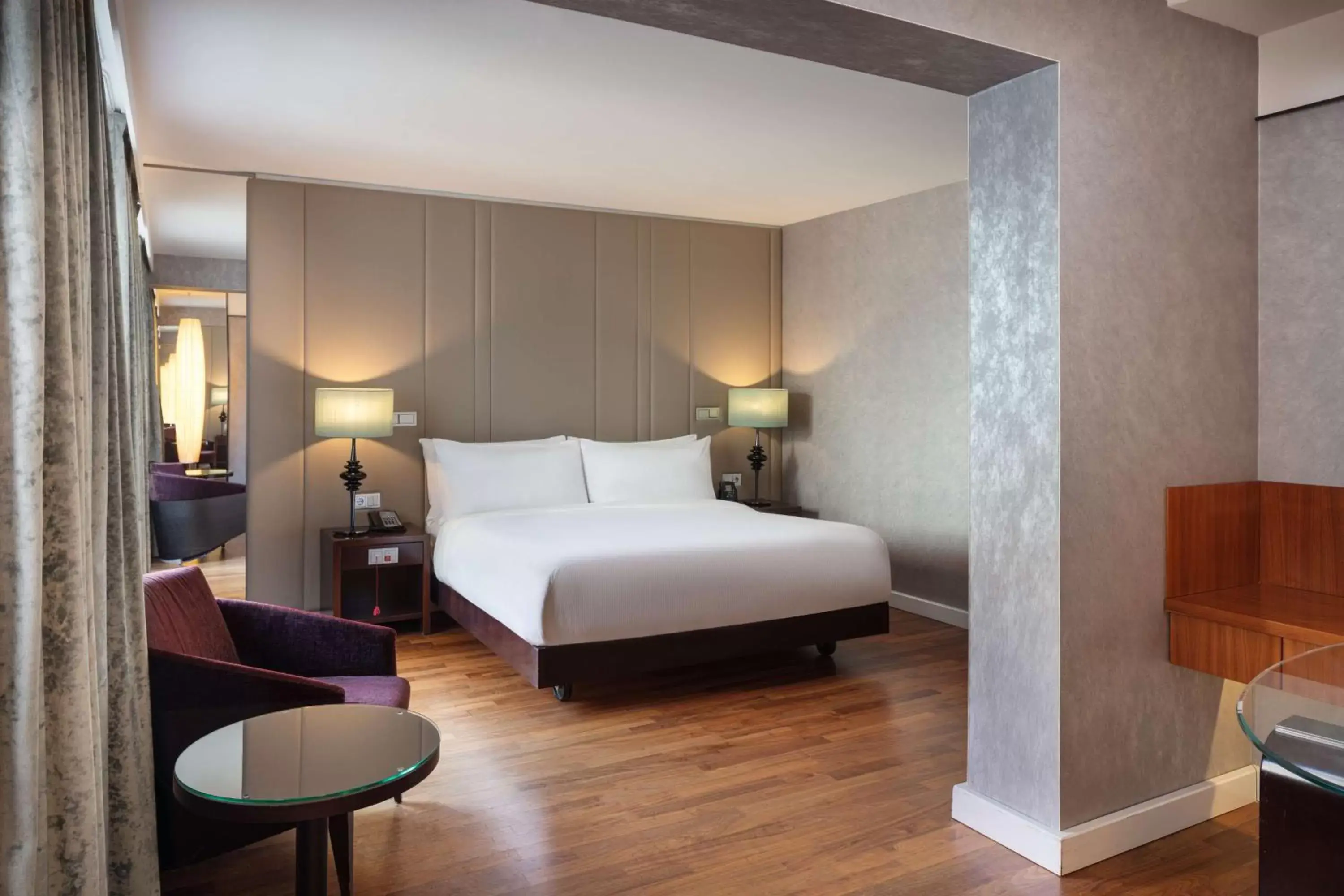 King Room - Mobility Accessible in Hilton Berlin King Room - Mobility Accessible in Hilton Berlin