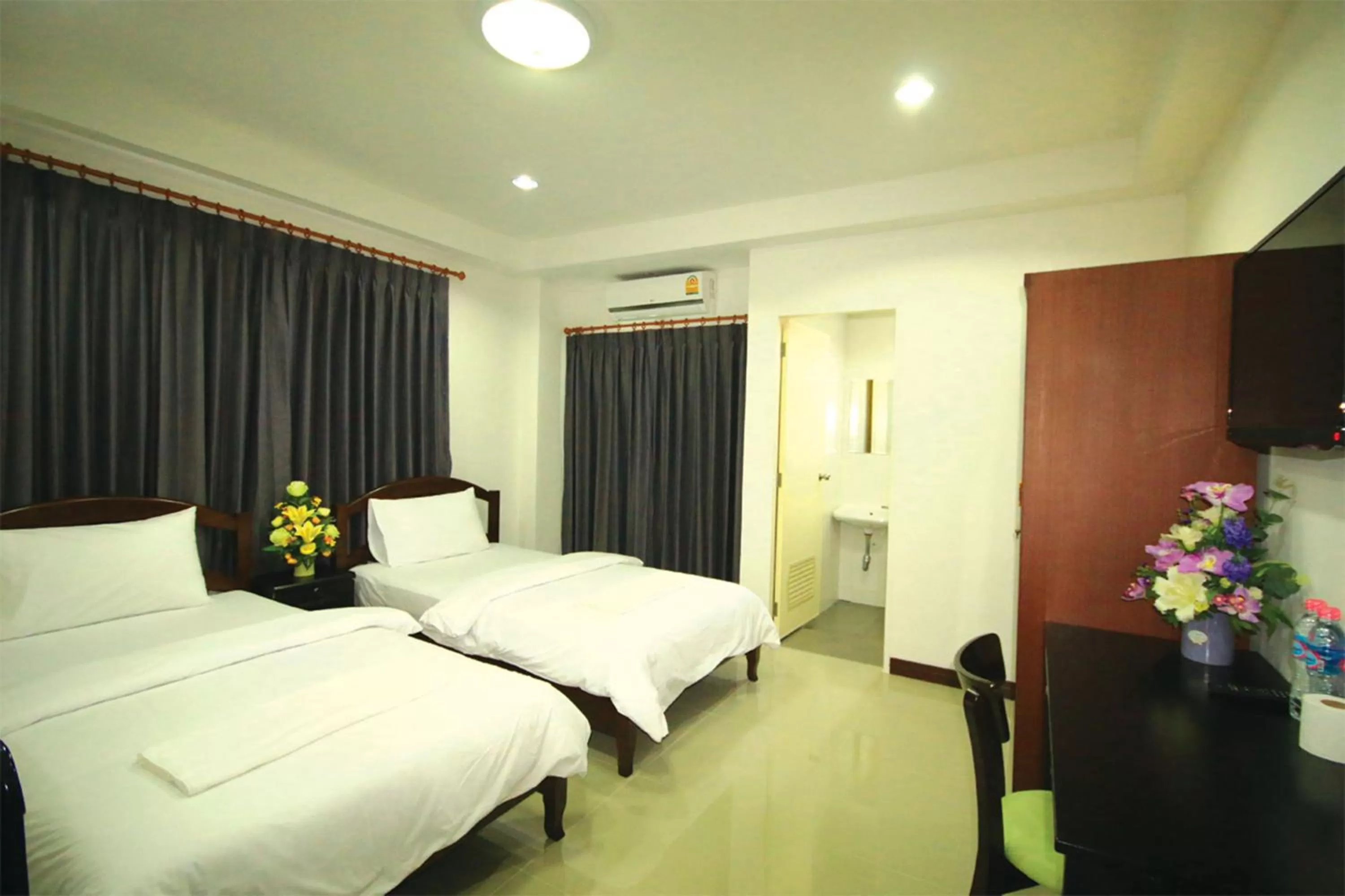 Photo of the whole room, Bed in Baan Samrarn