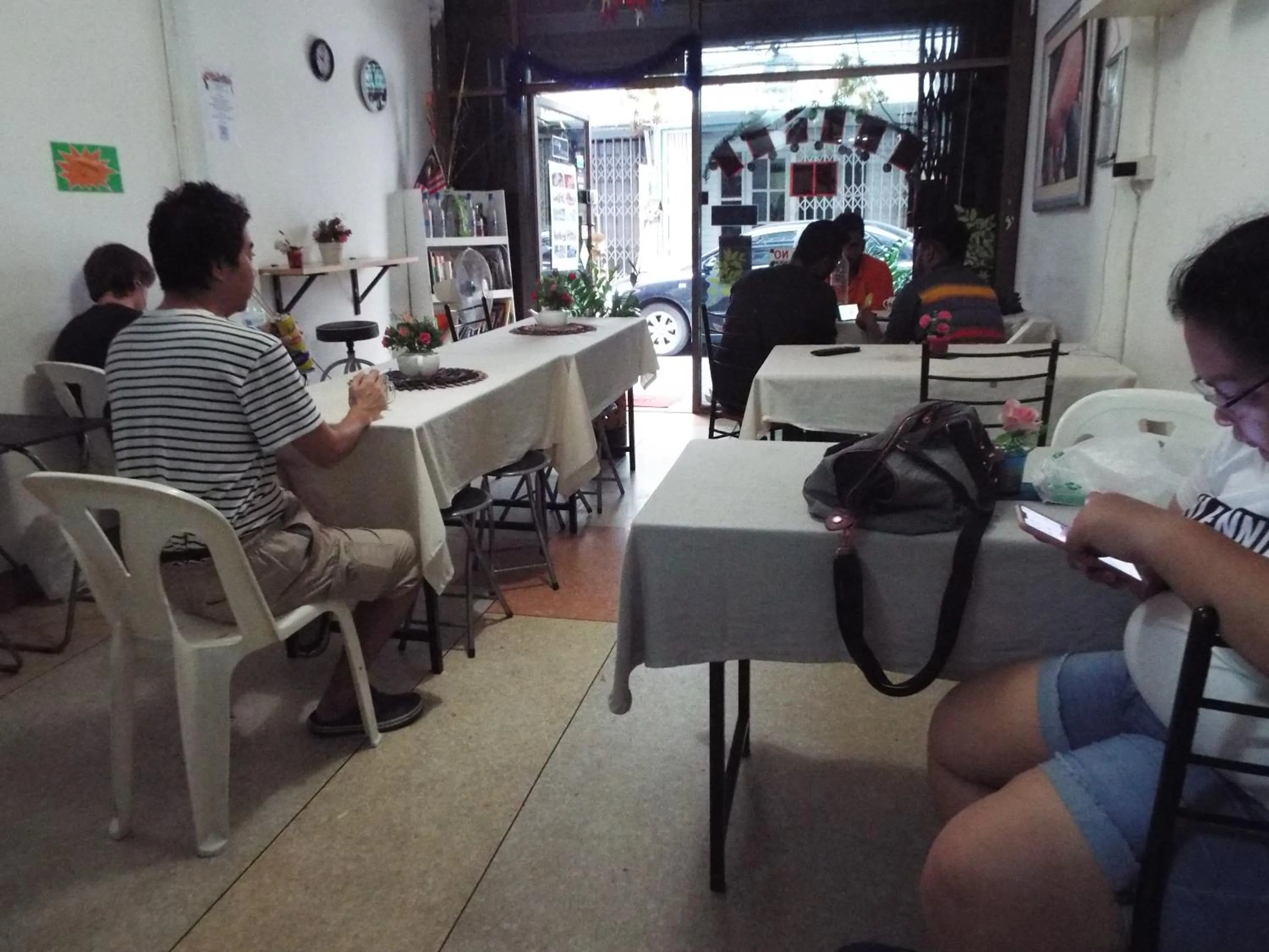 Restaurant/places to eat in Hostel 24