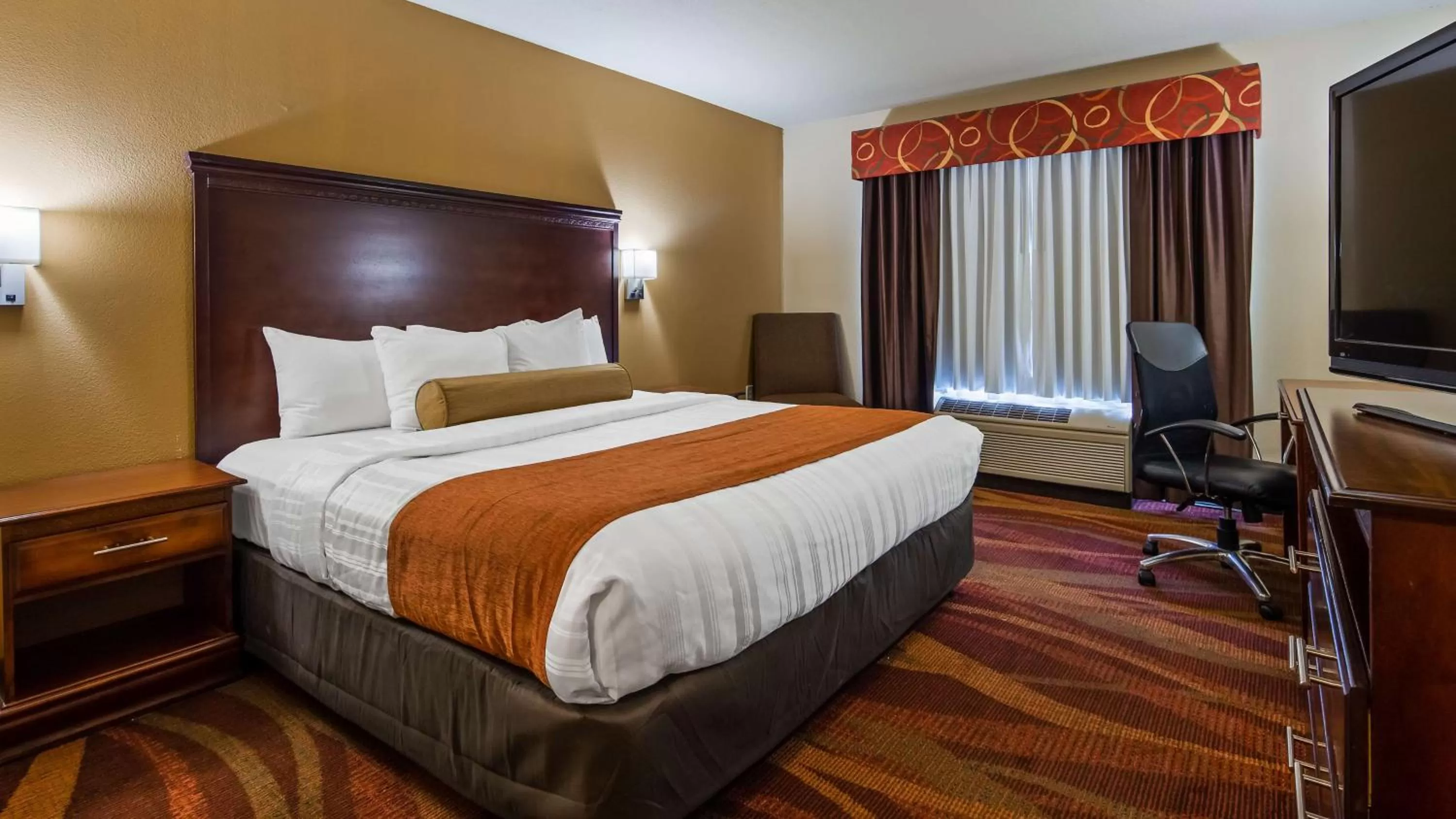 King Room with Bath - Disability Access/Non-Smoking in Best Western Plus Fort Wayne Inn & Suites North