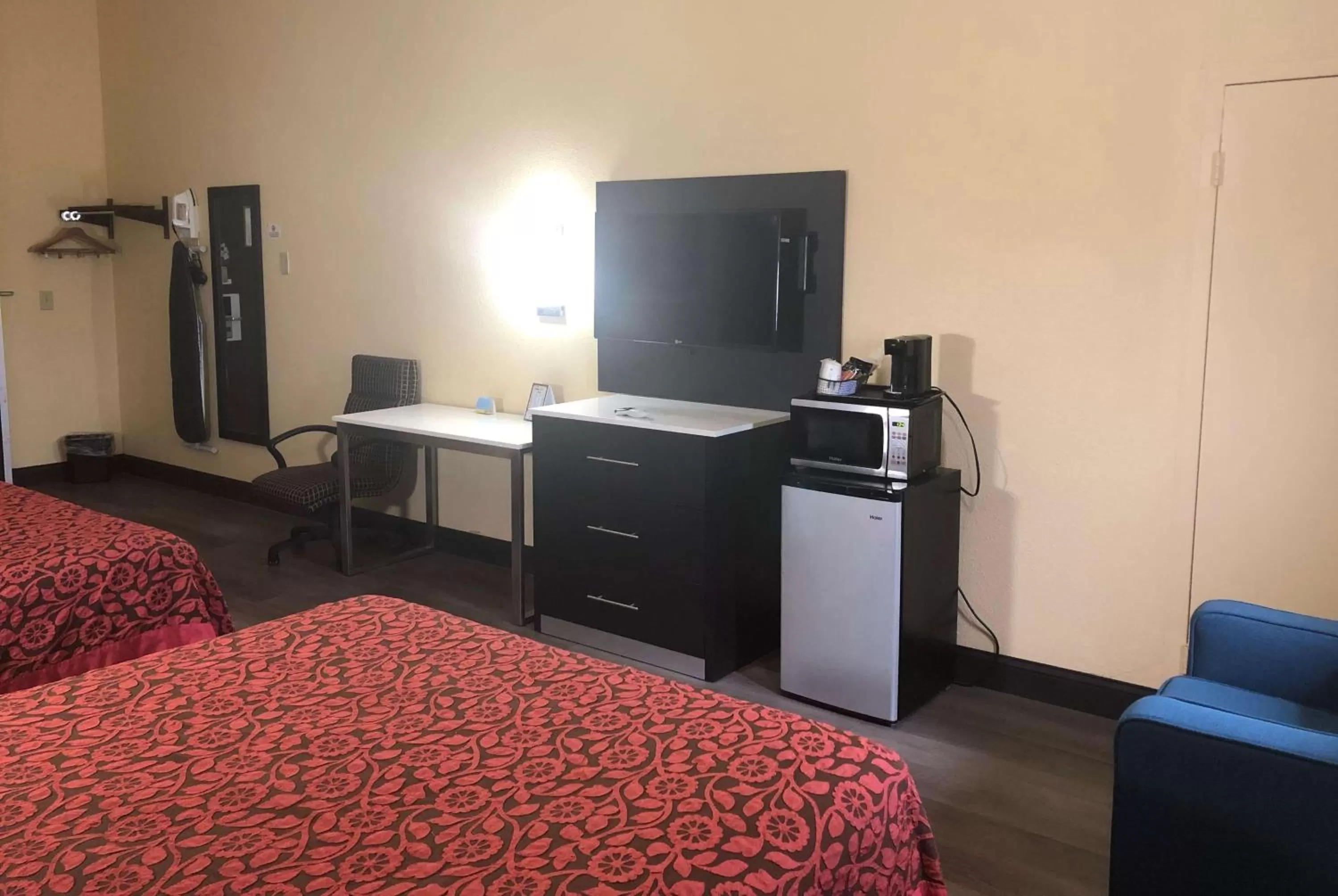 Photo of the whole room, Bed in Days Inn by Wyndham Grove City Columbus South