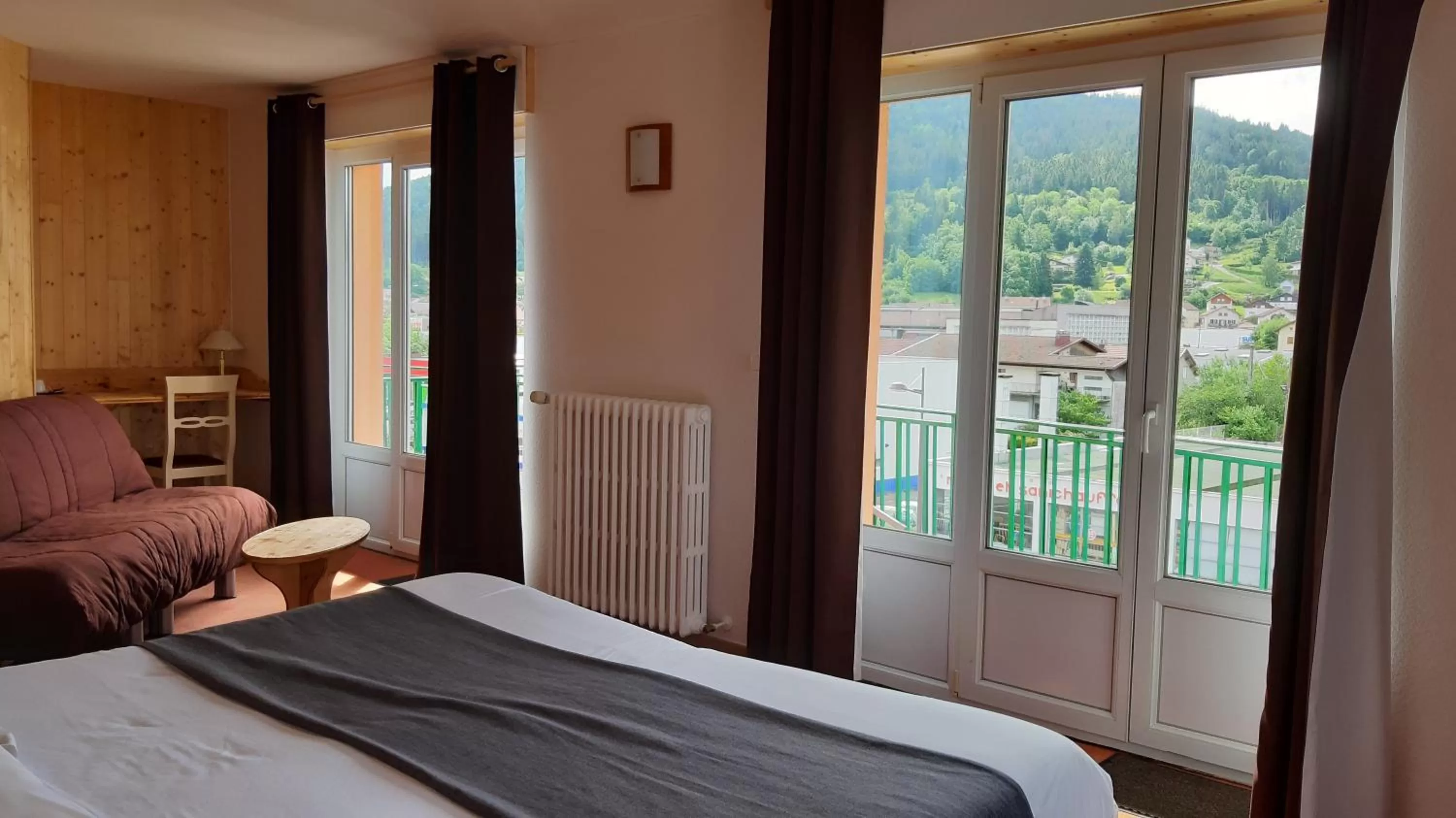 Shower, Bed in Hotel De La Route Verte