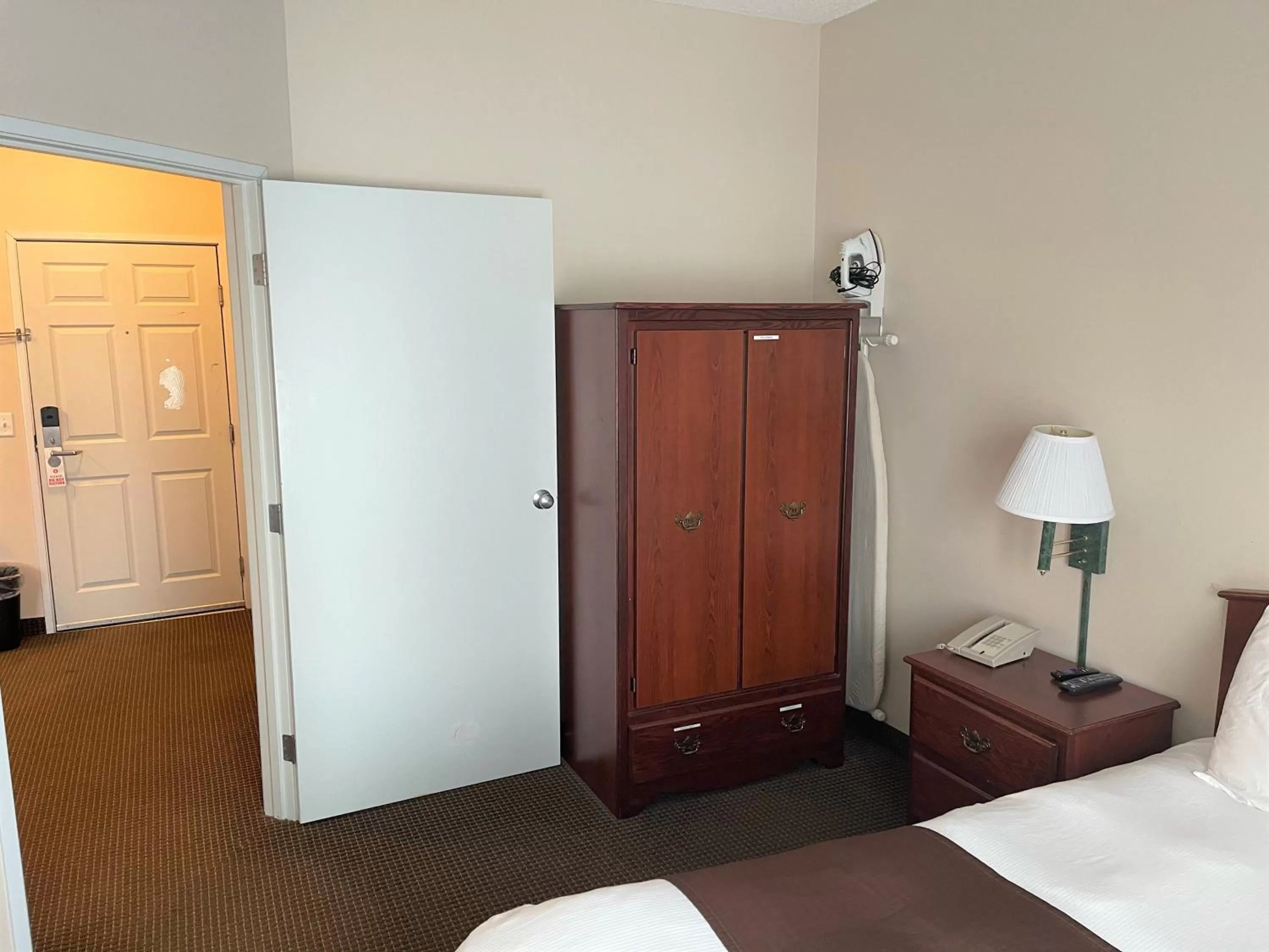 Bed in River Hills Hotel- Mankato