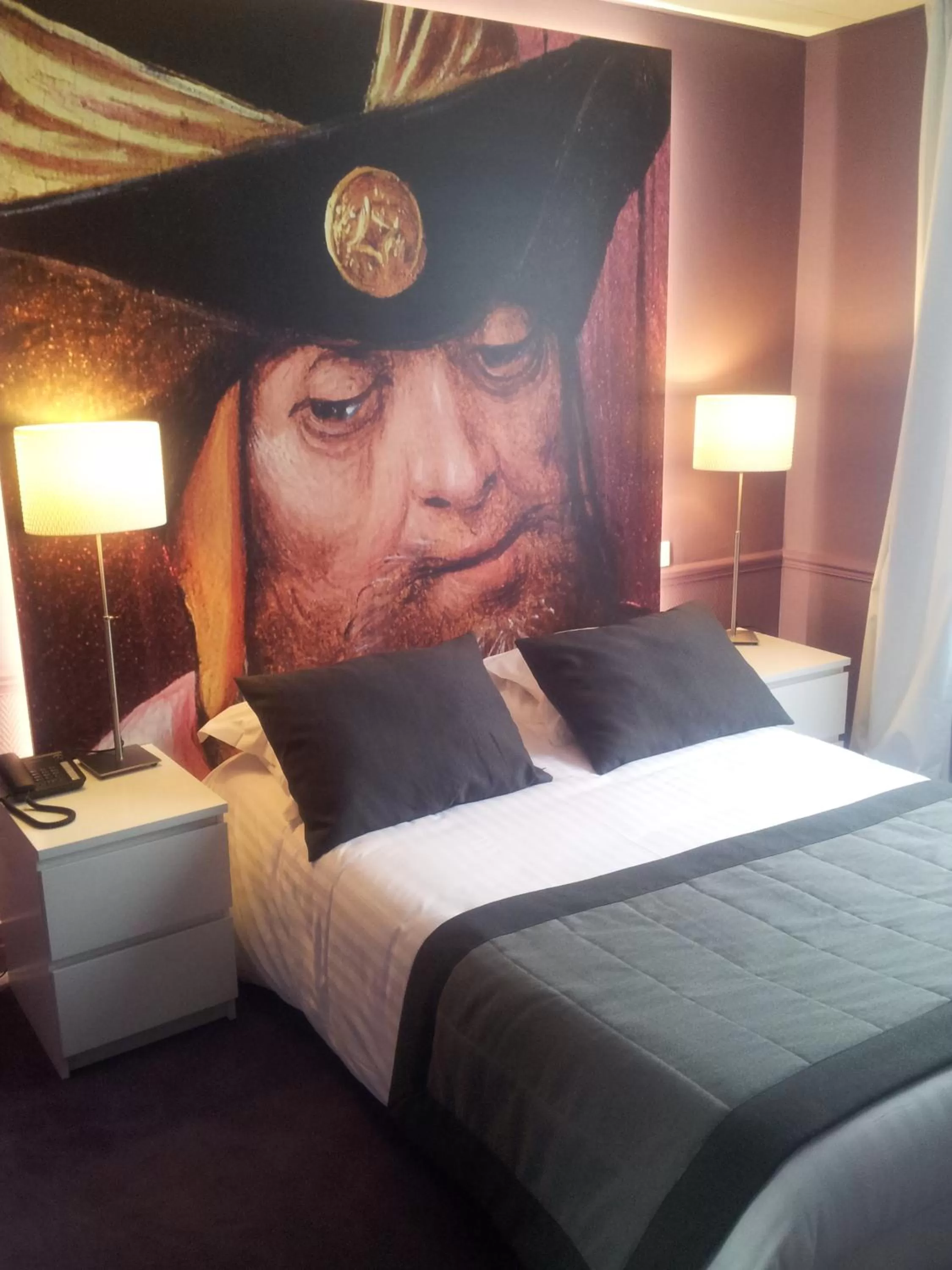 Bed in Hôtel Cecyl Reims Centre