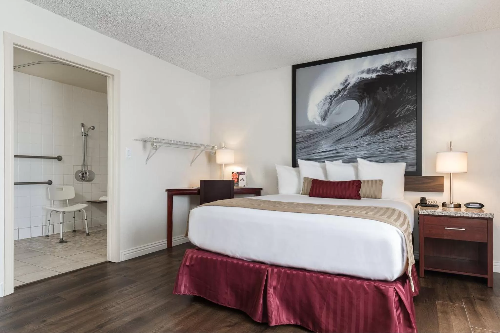 Bed in Kings Inn Anaheim at The Park & Convention Center