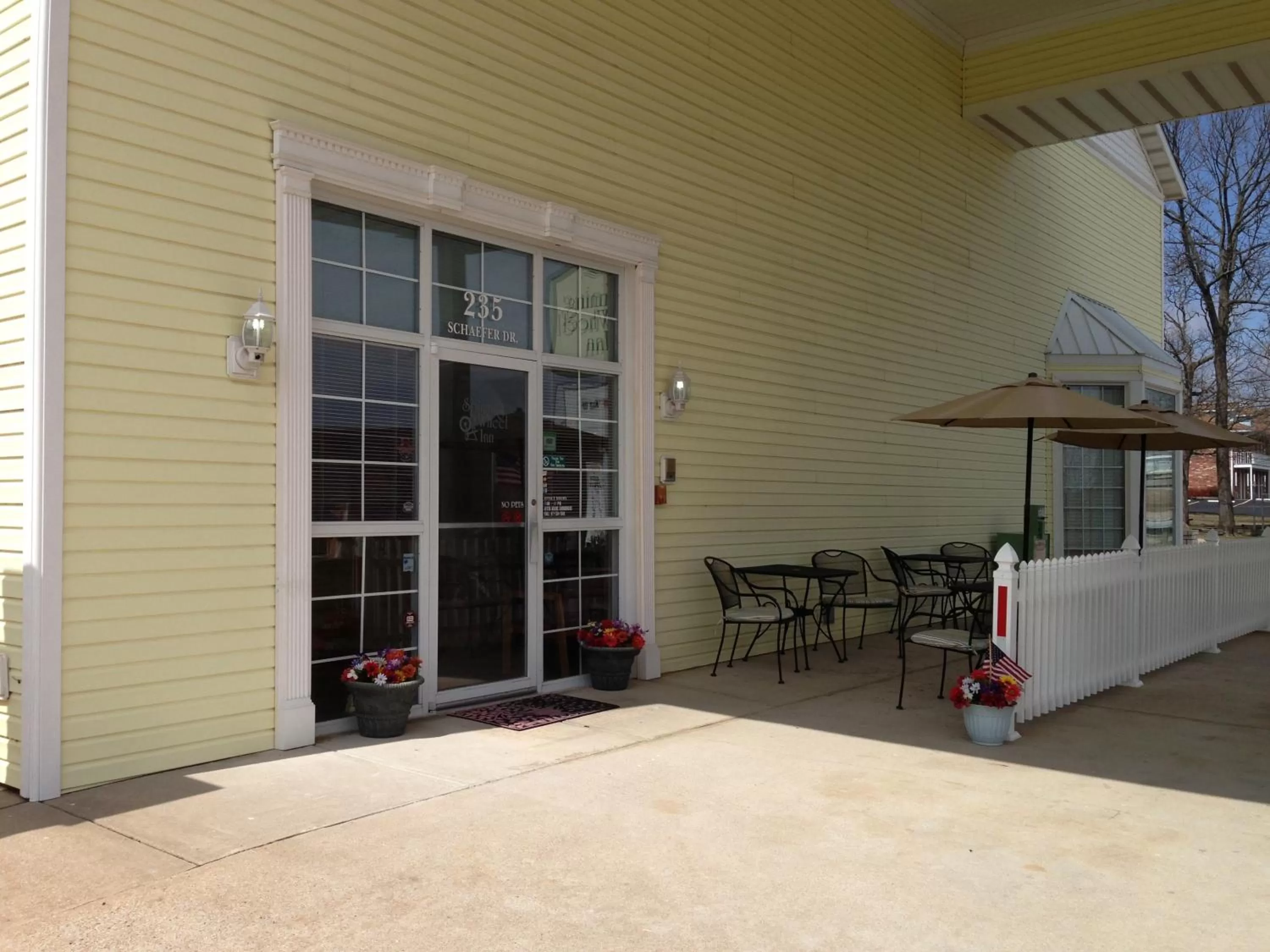 Facade/entrance in Spinning Wheel Inn