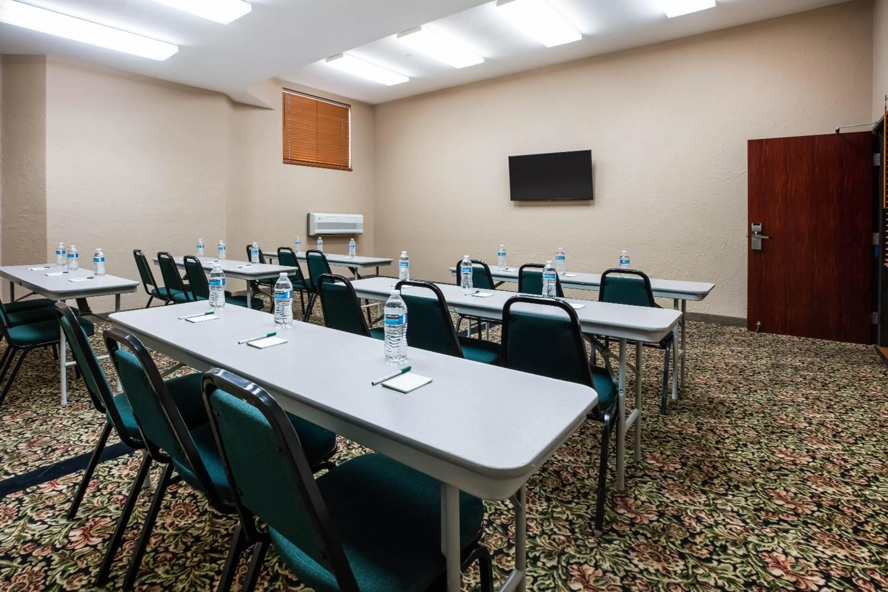 Business facilities in La Quinta by Wyndham Portland Airport