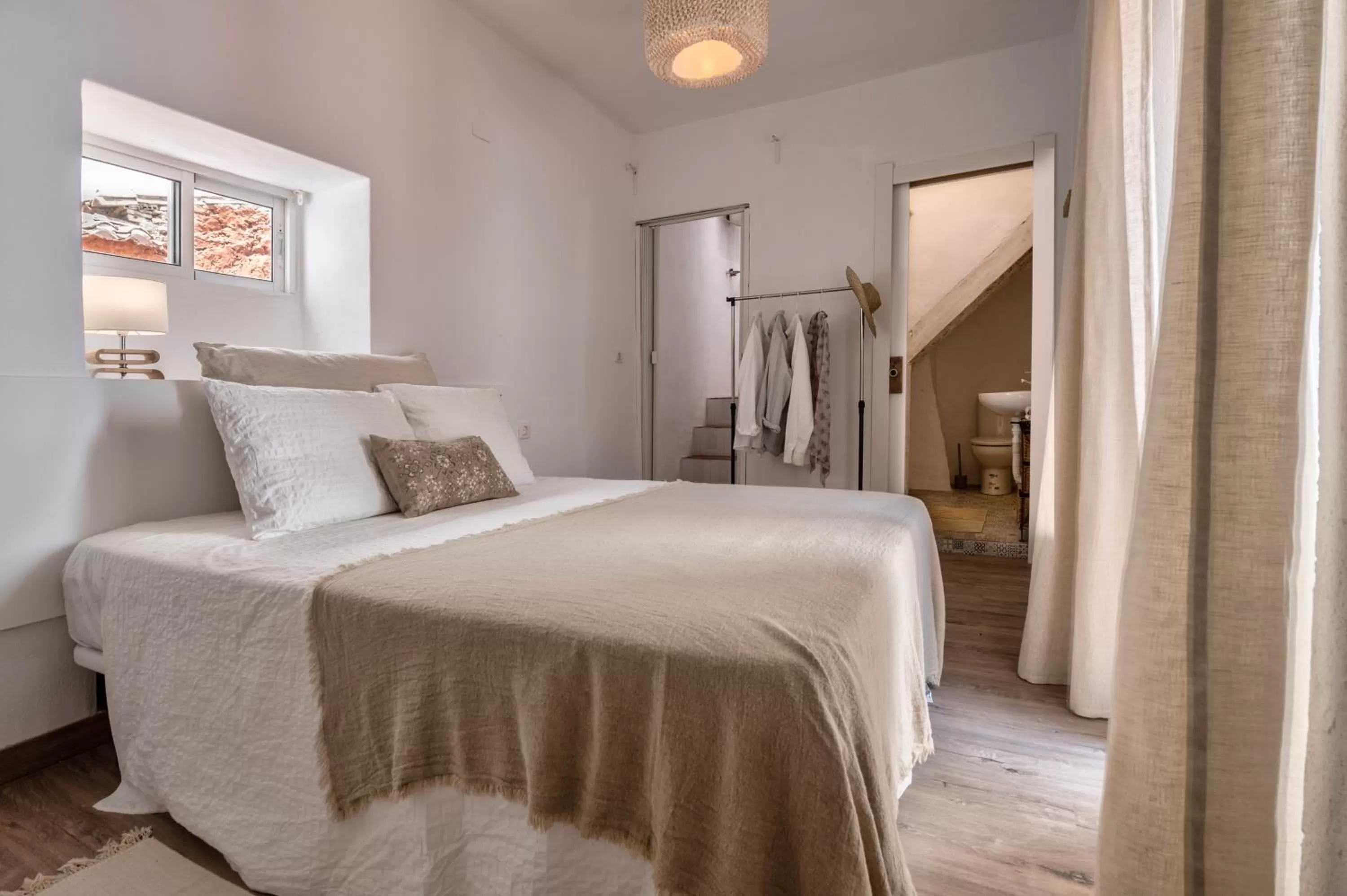 Bathroom, Bed in Encanto Guesthouse