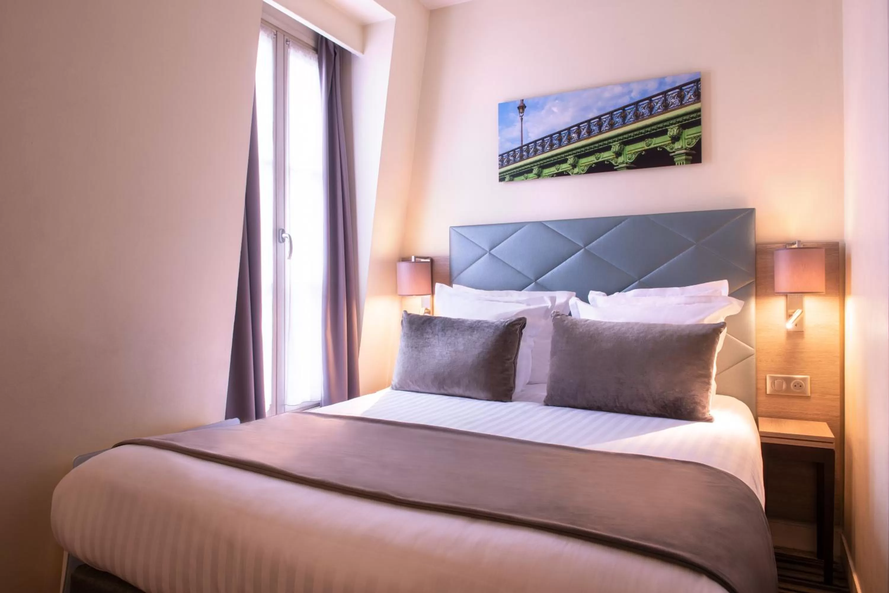 Bed in Hôtel Aston Paris