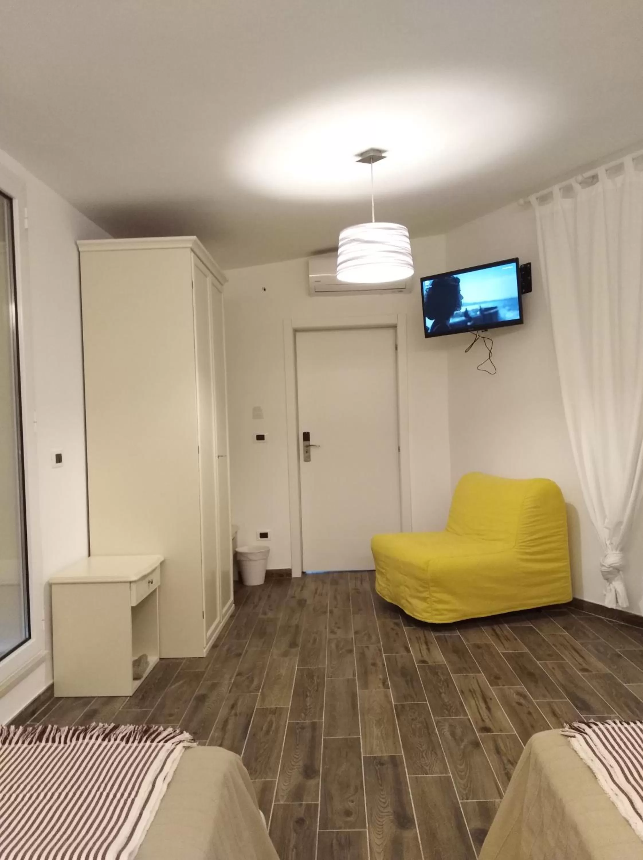 Photo of the whole room, TV/Entertainment Center in DomuS al Corso B&B