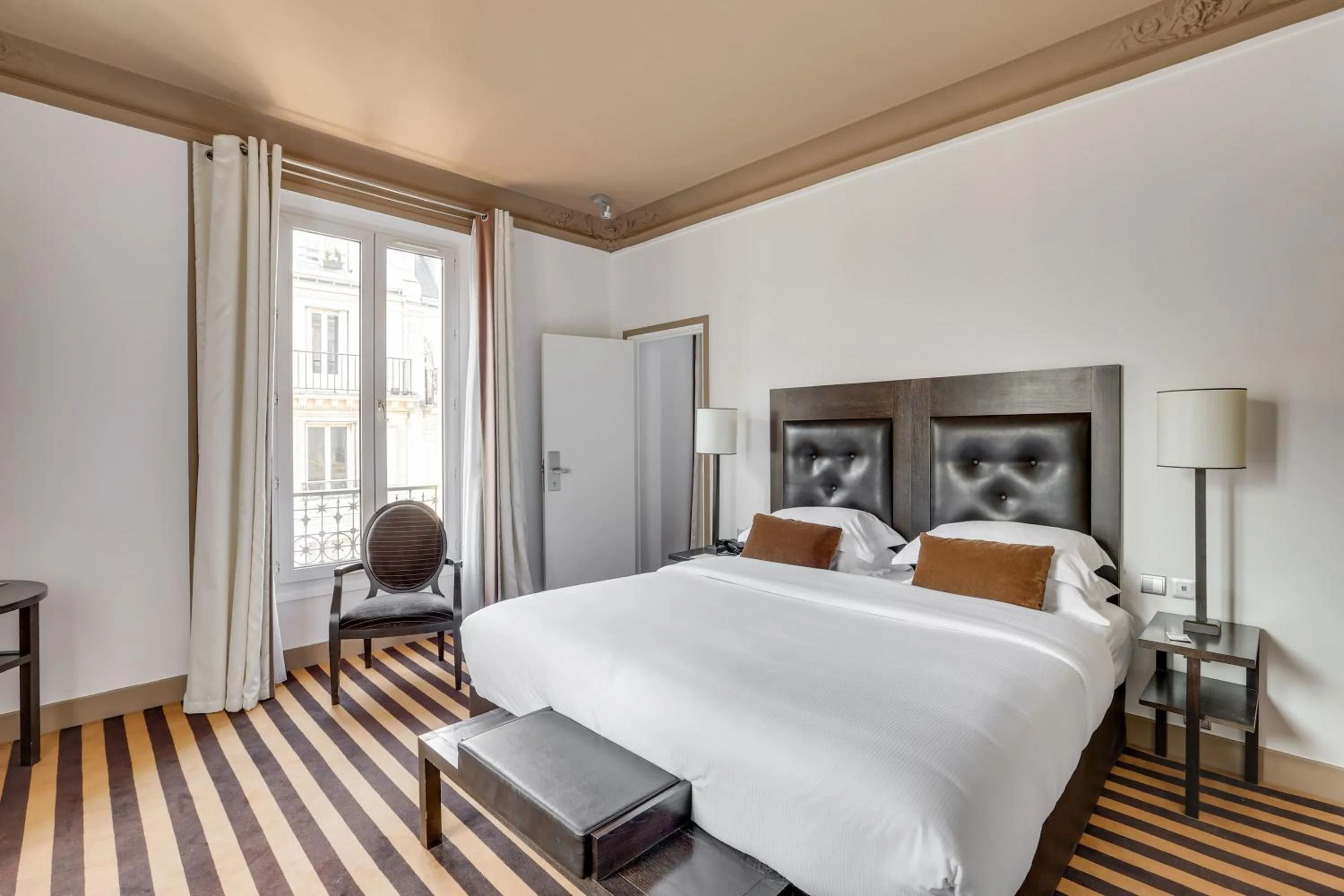 Photo of the whole room, Bed in Hotel Duret Paris Champs Elysées