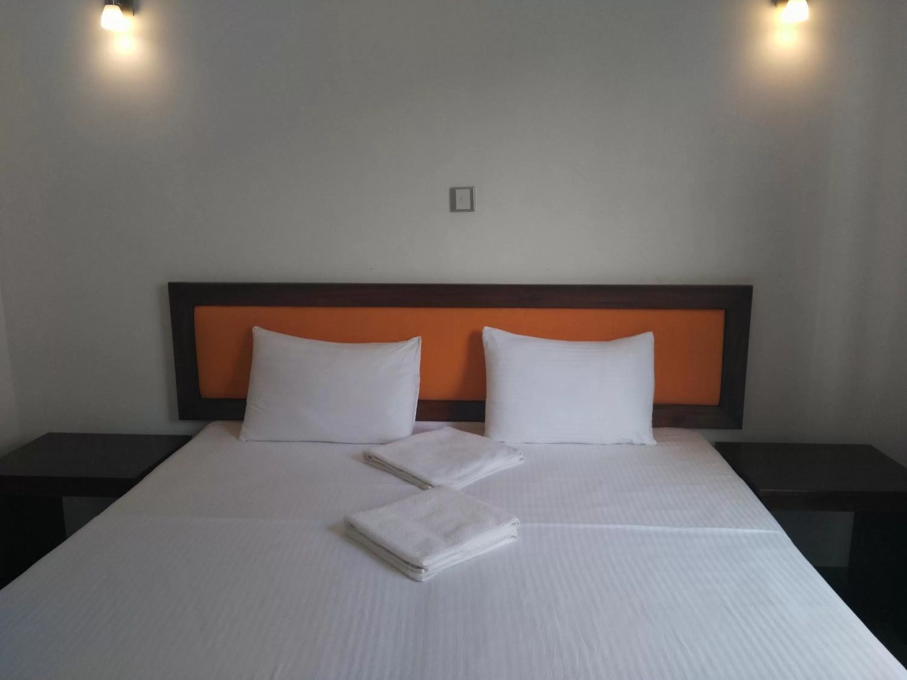 Bedroom, Room Photo in West Inn Colombo