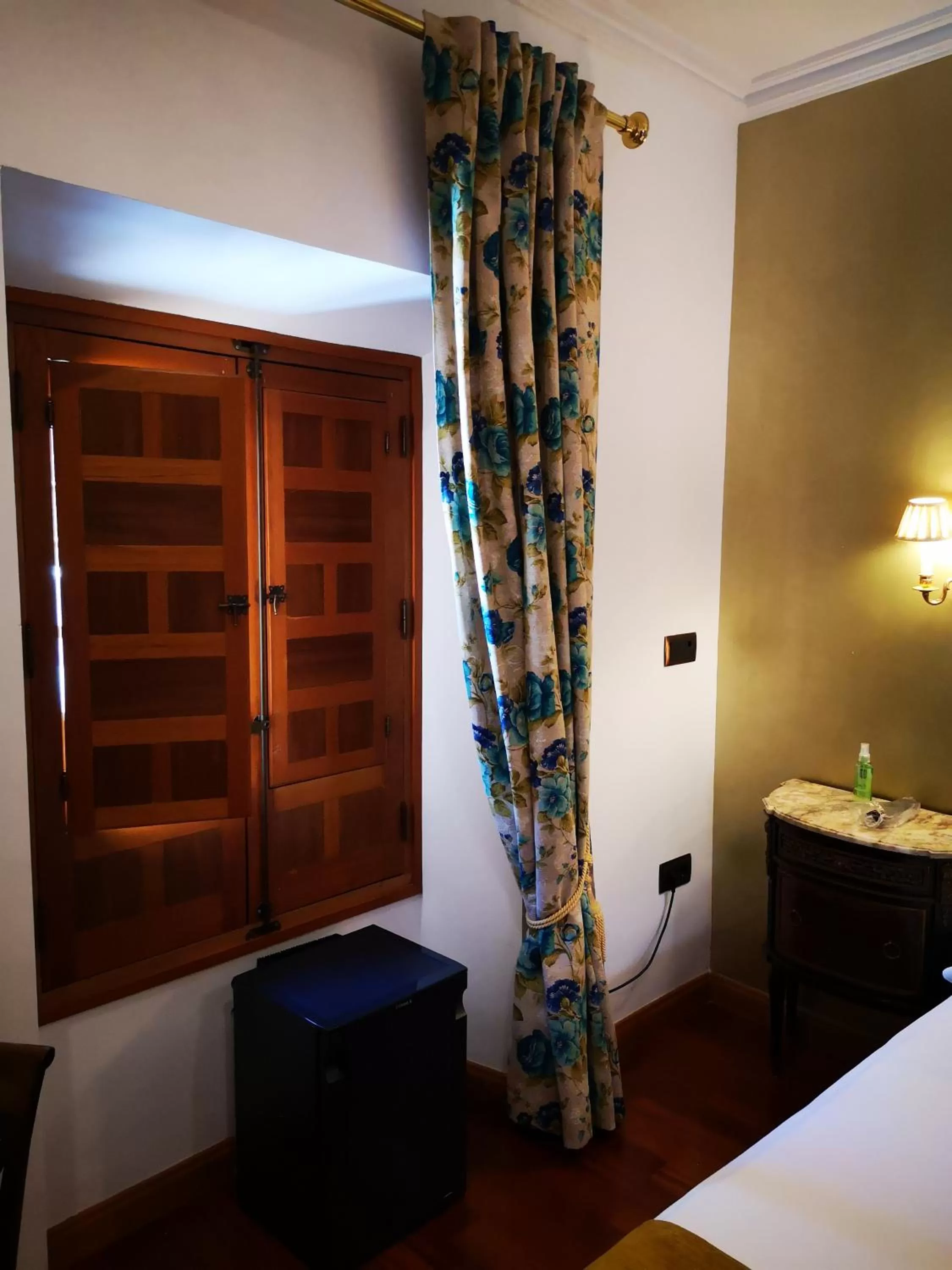 Bedroom, TV/Entertainment Center in La Llave de la Judería Hotel Boutique