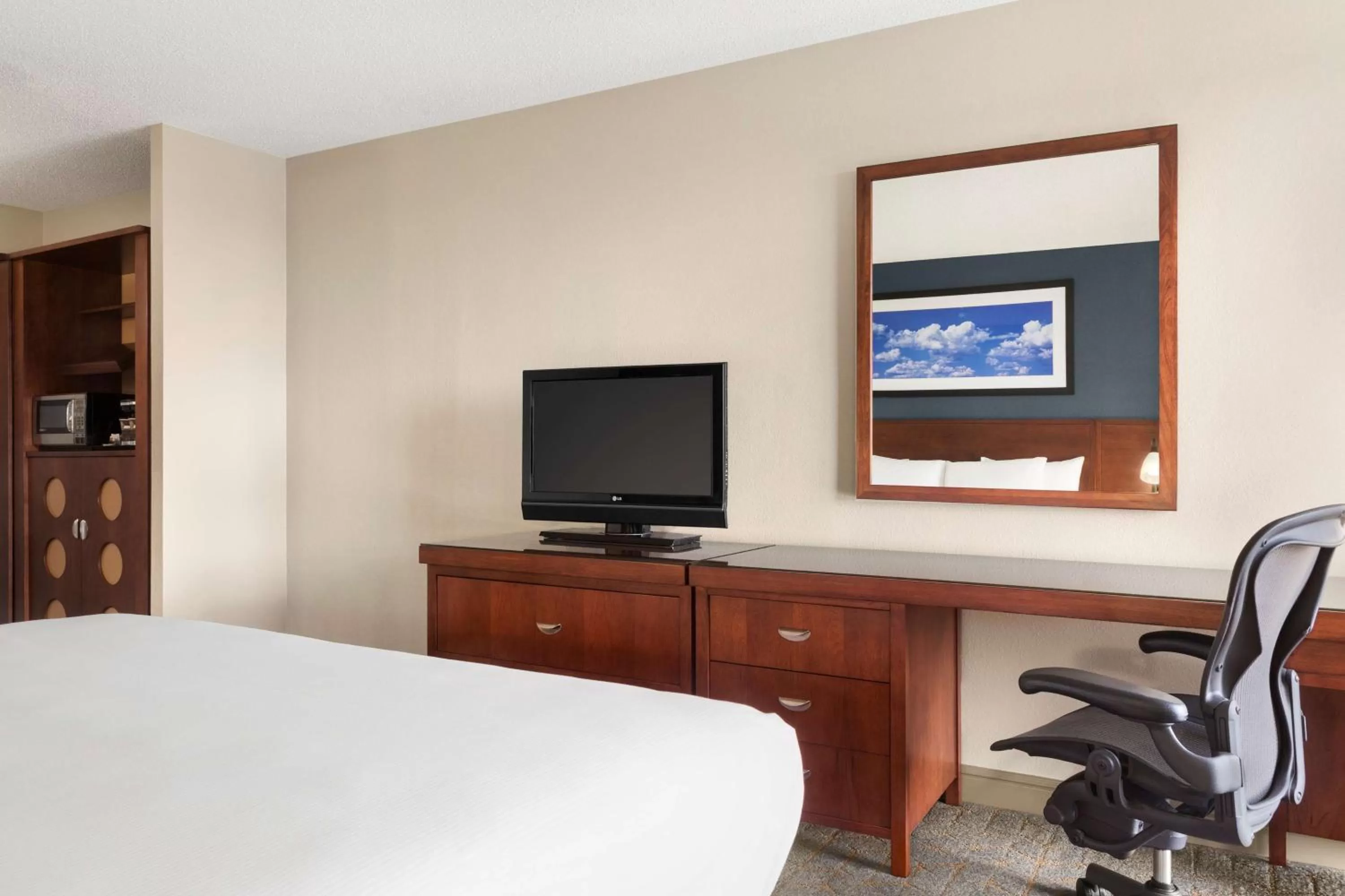 Bed in DoubleTree by Hilton DFW Airport North