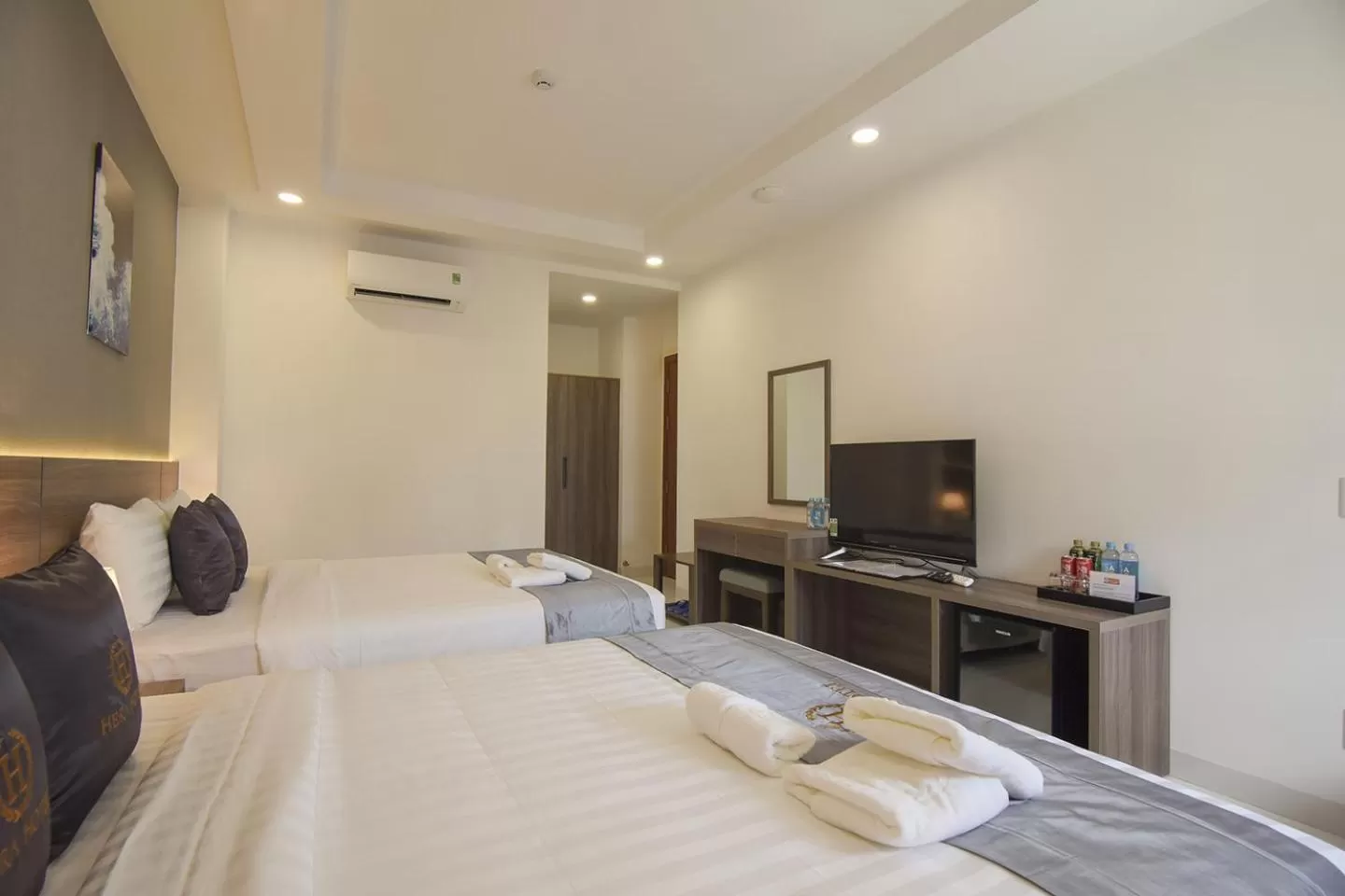 Communal lounge/ TV room, Bed in Hera Hotel Airport