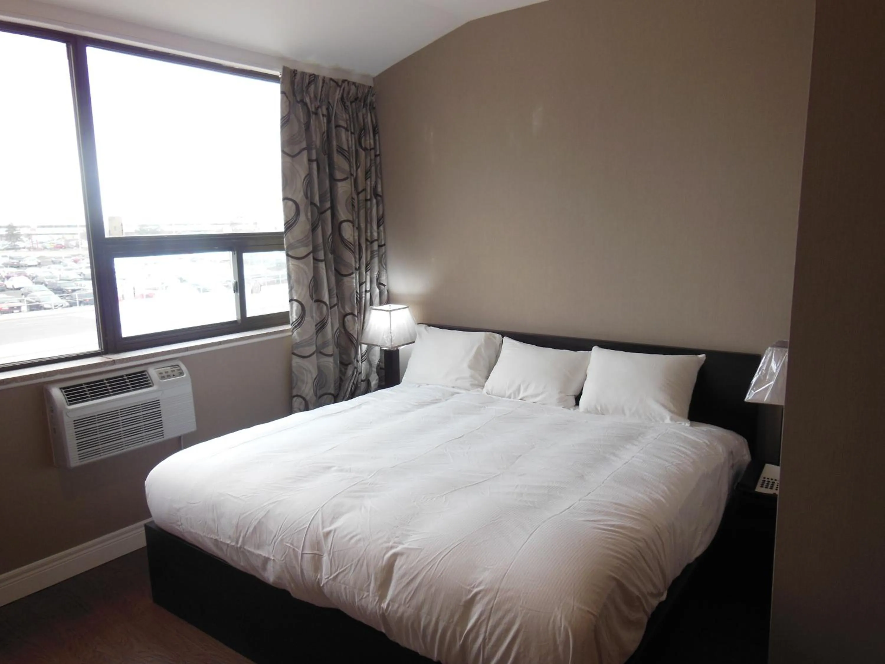 Bed in NU Hotel Toronto Airport