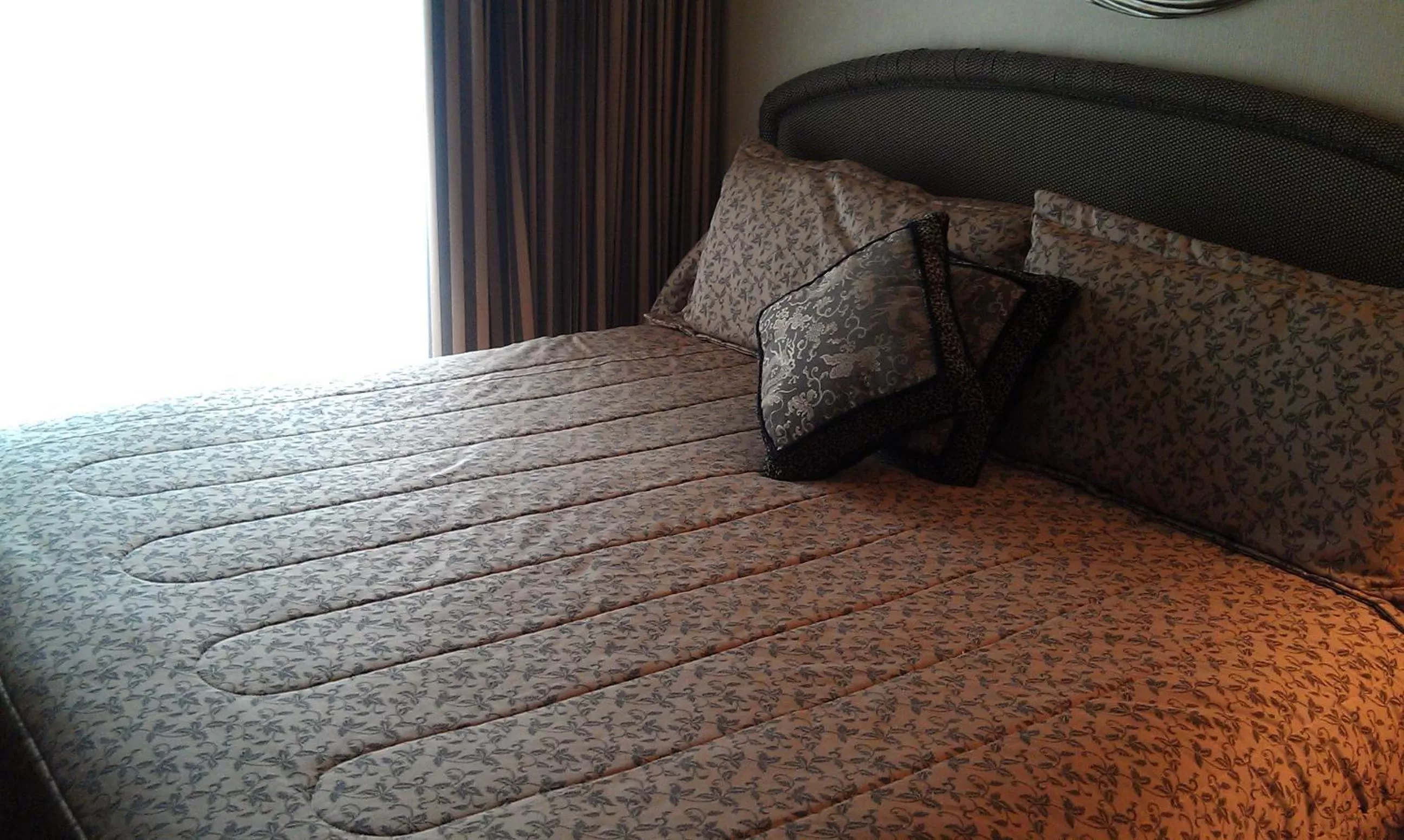 Bed in Roosevelt Inn & Suites Saratoga Springs