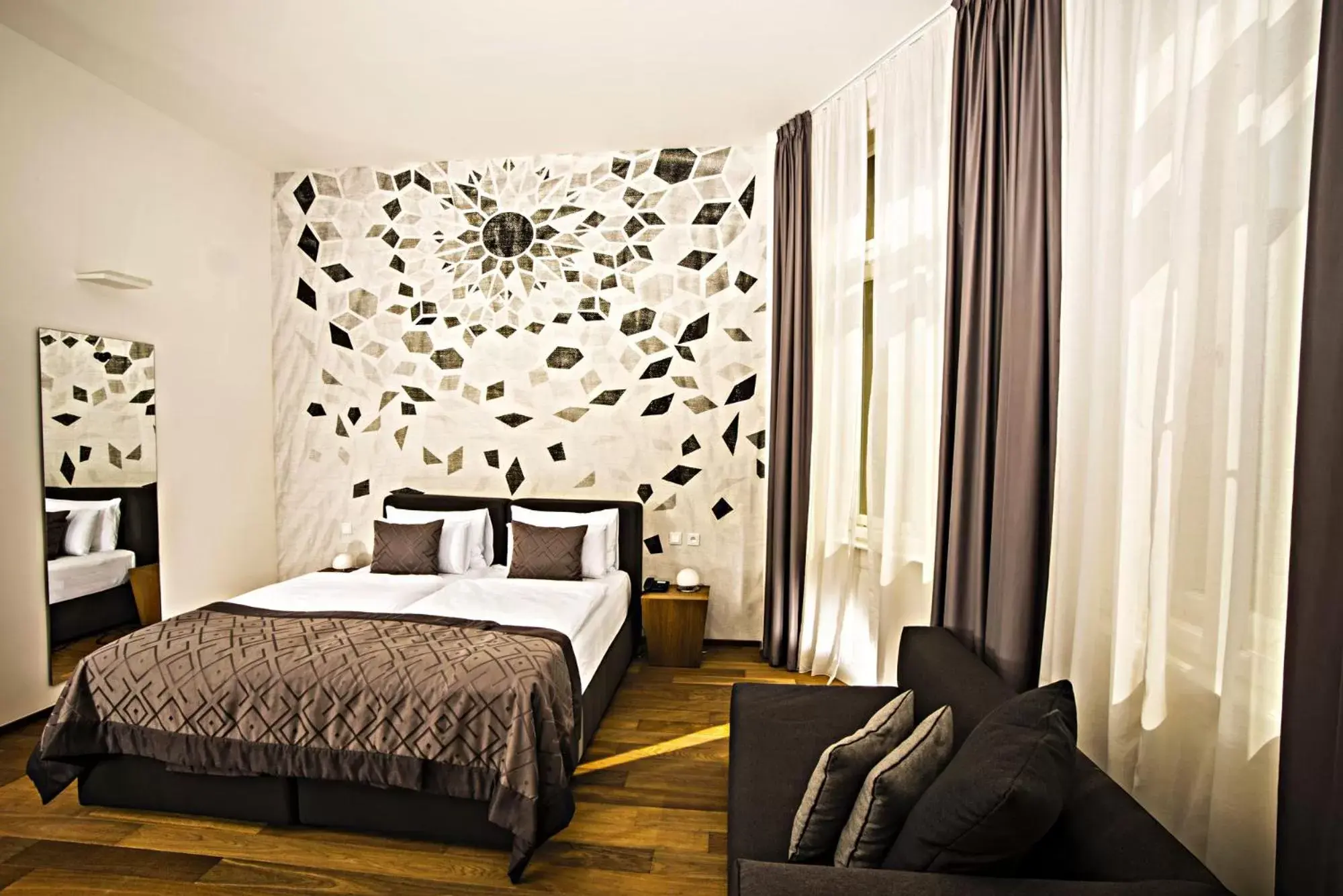 Superior Double or Twin Room with Square View in Hotel Golden Crown Superior Double or Twin Room with Square View in Hotel Golden Crown