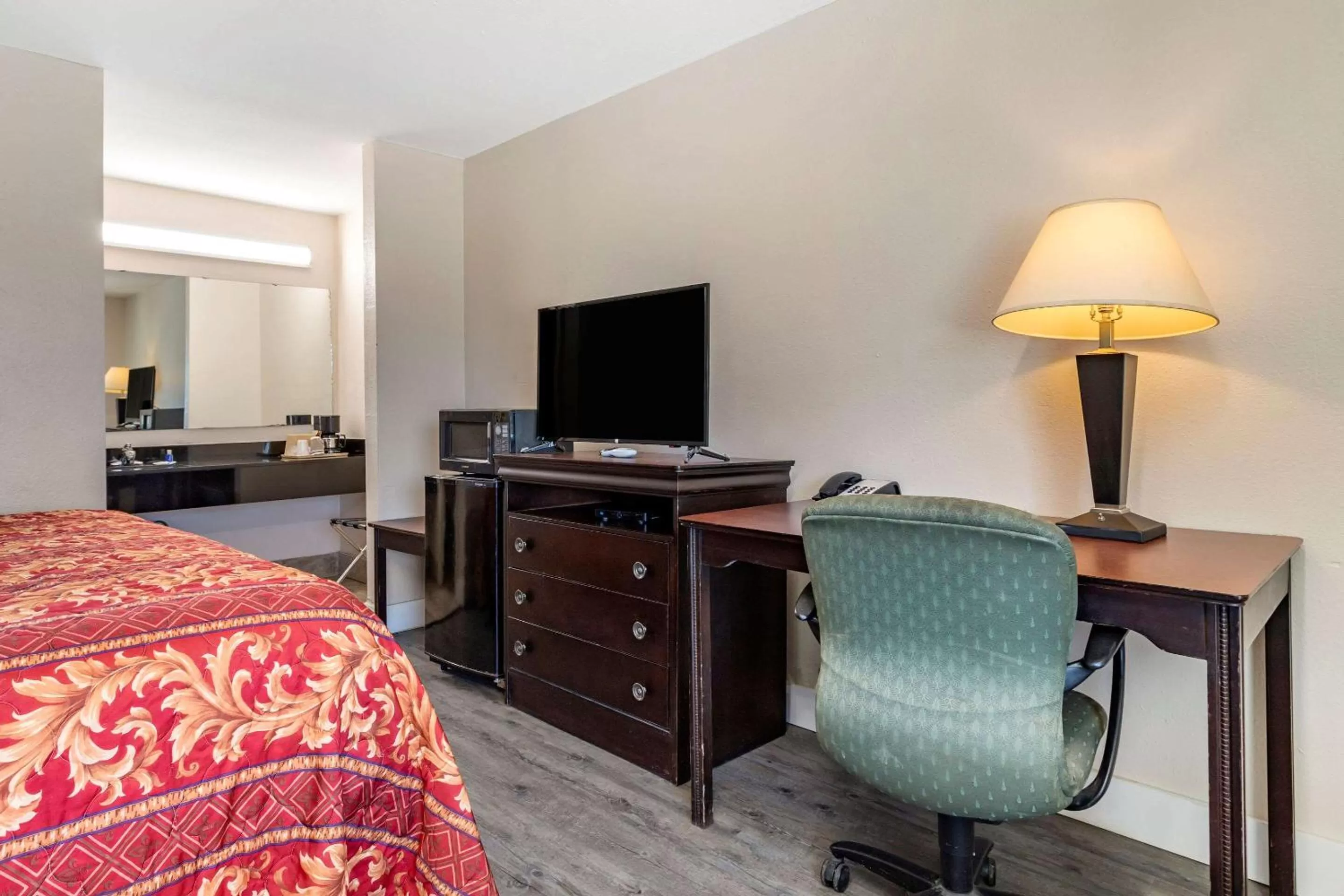 Photo of the whole room in Rodeway Inn