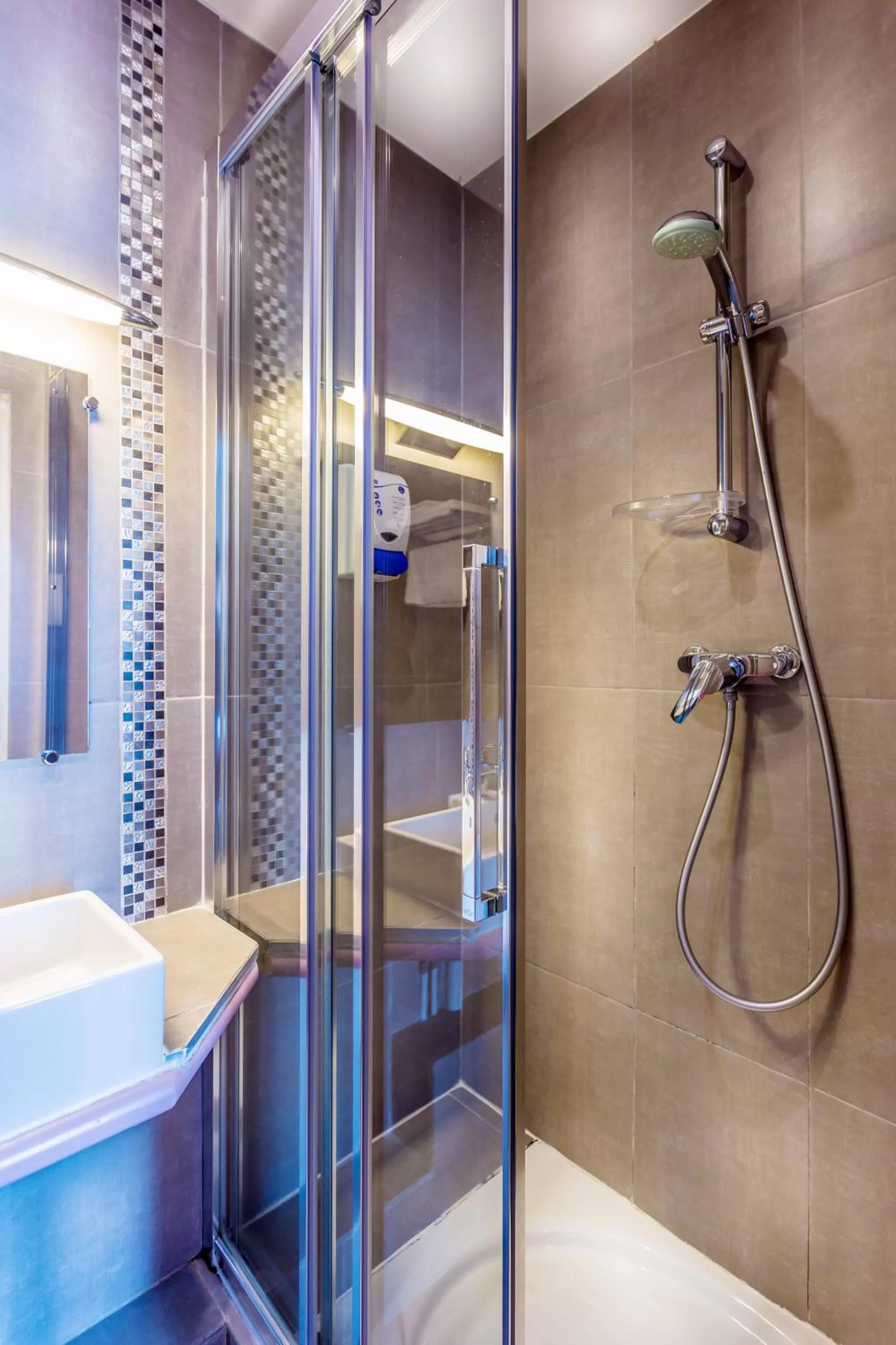 Shower, Bathroom in Pink Hotel