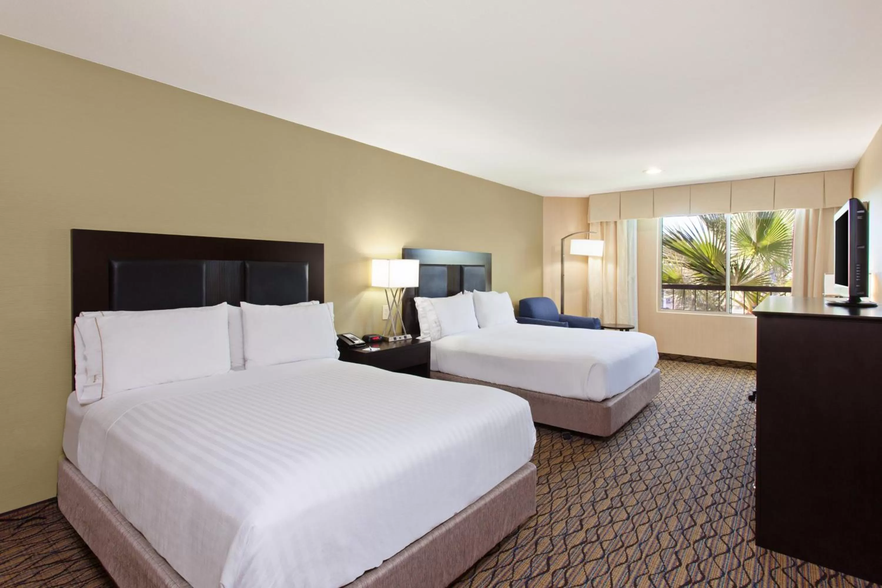 Photo of the whole room, Bed in Holiday Inn Express Newport Beach by IHG
