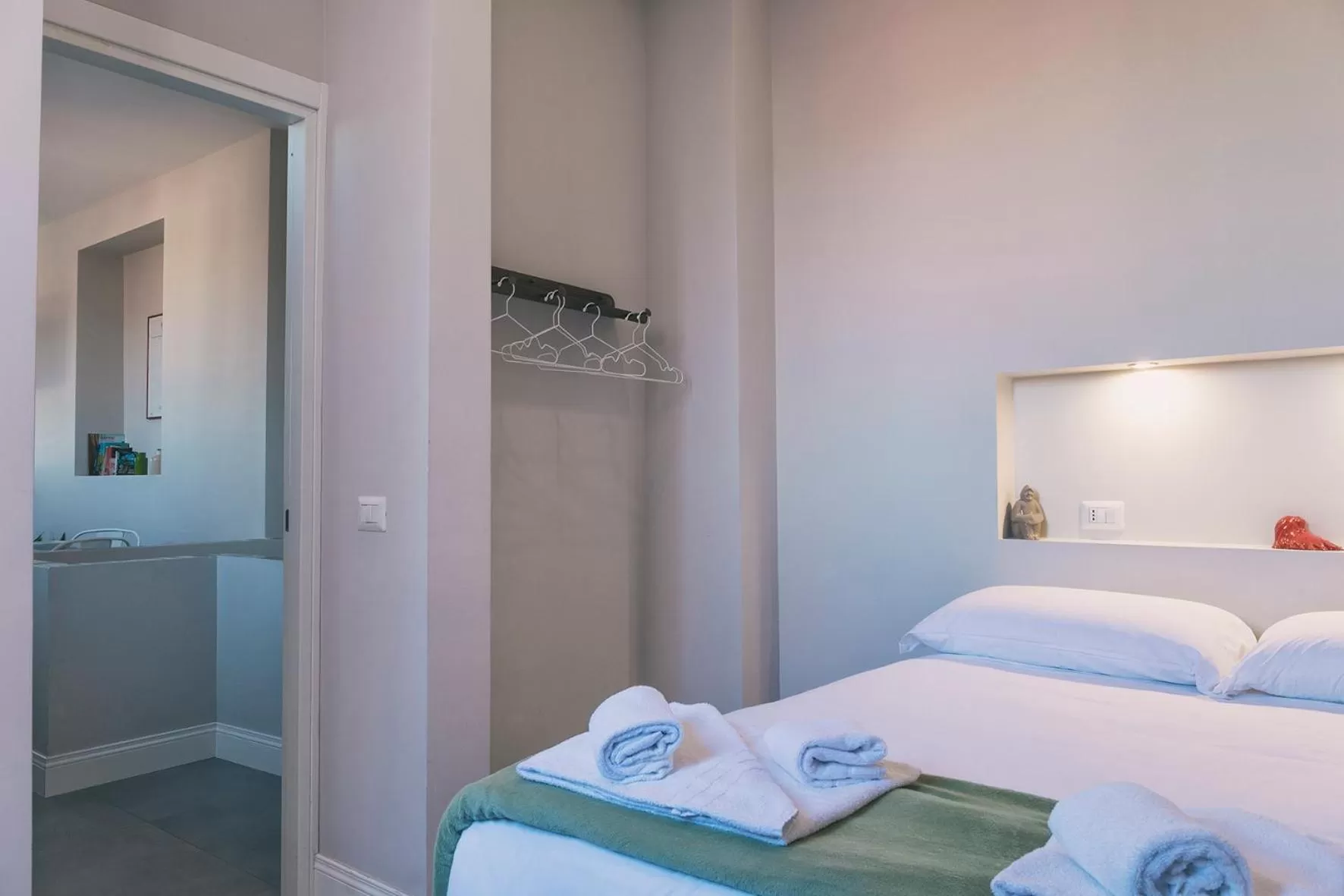 Bedroom, Bathroom in Up25