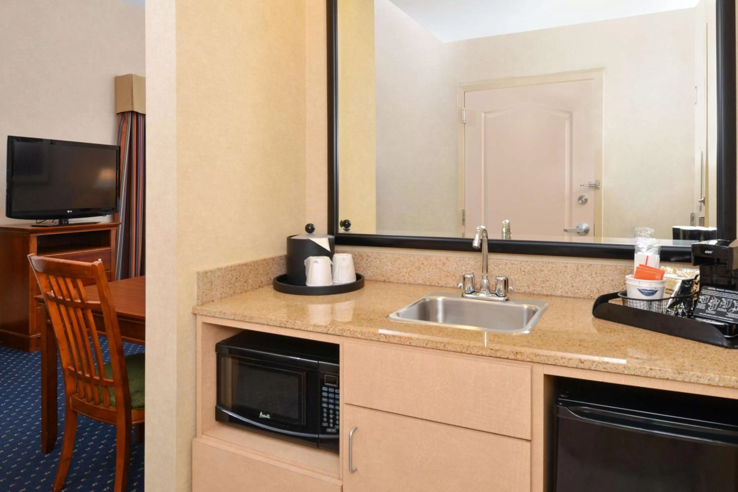Kitchen or kitchenette in Hampton Inn and Suites Fredericksburg South