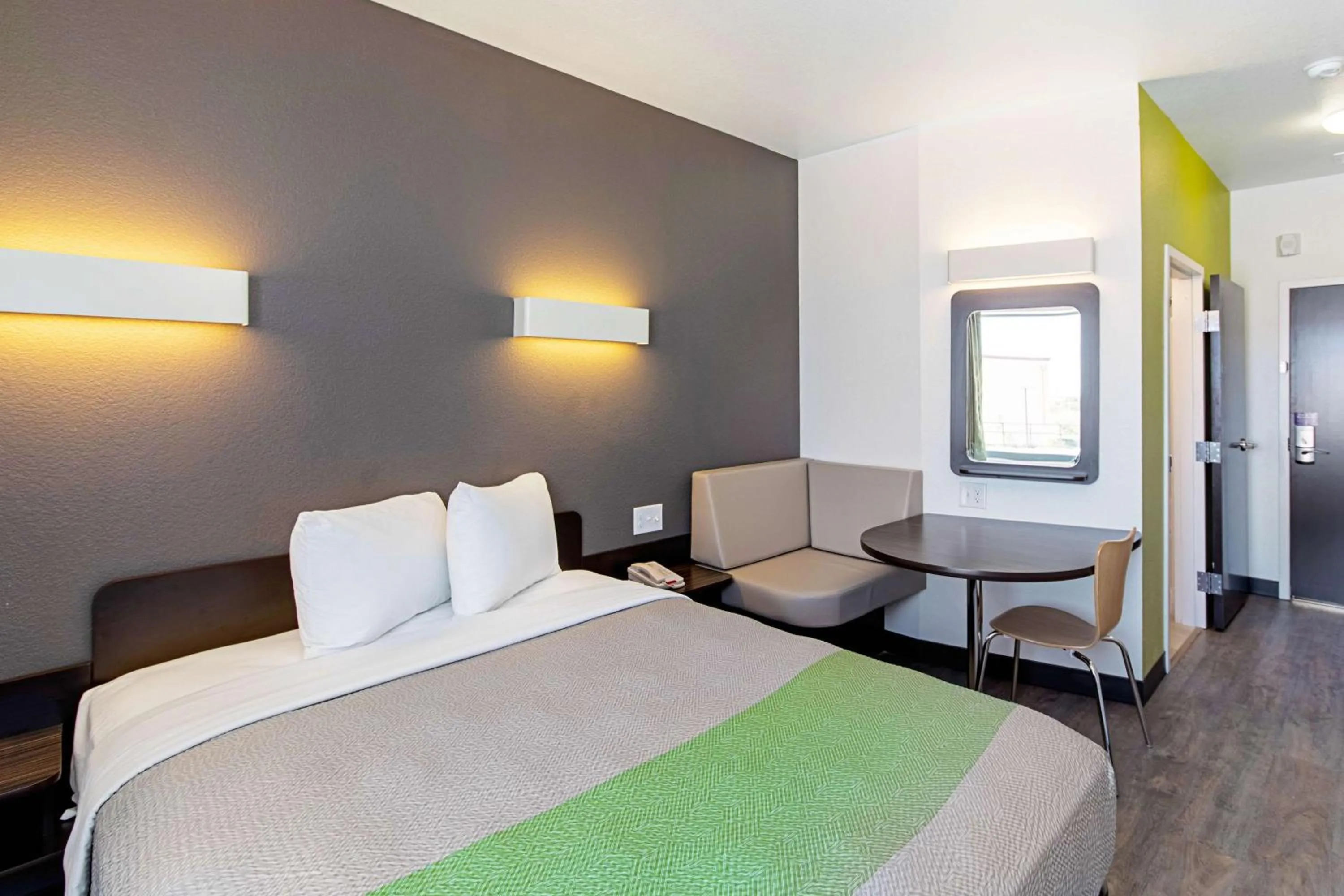 Photo of the whole room, Bed in Motel 6 Austin Airport