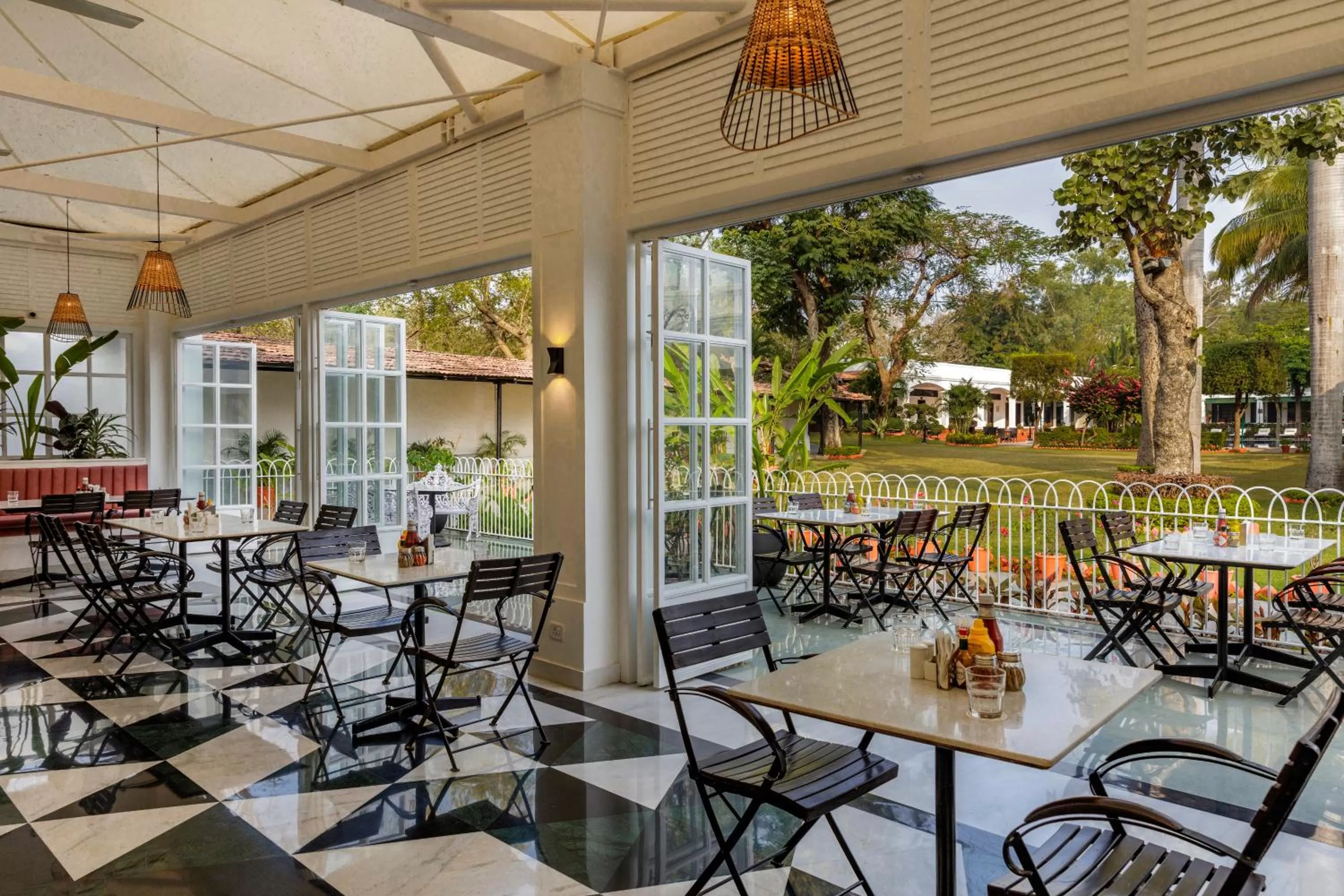 Restaurant/places to eat in Jehan Numa Palace Hotel