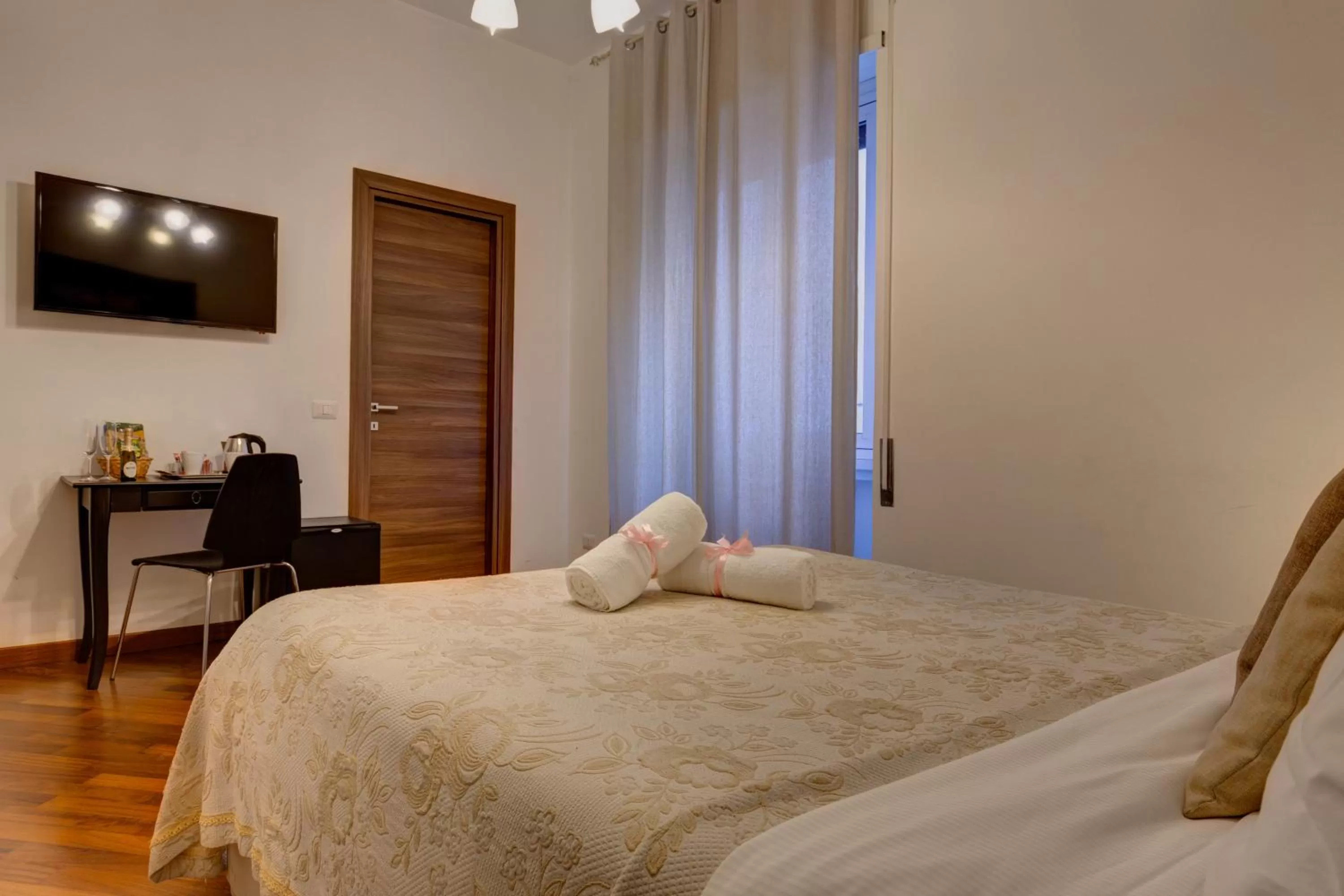 Photo of the whole room, Bed in Little Rhome Suites