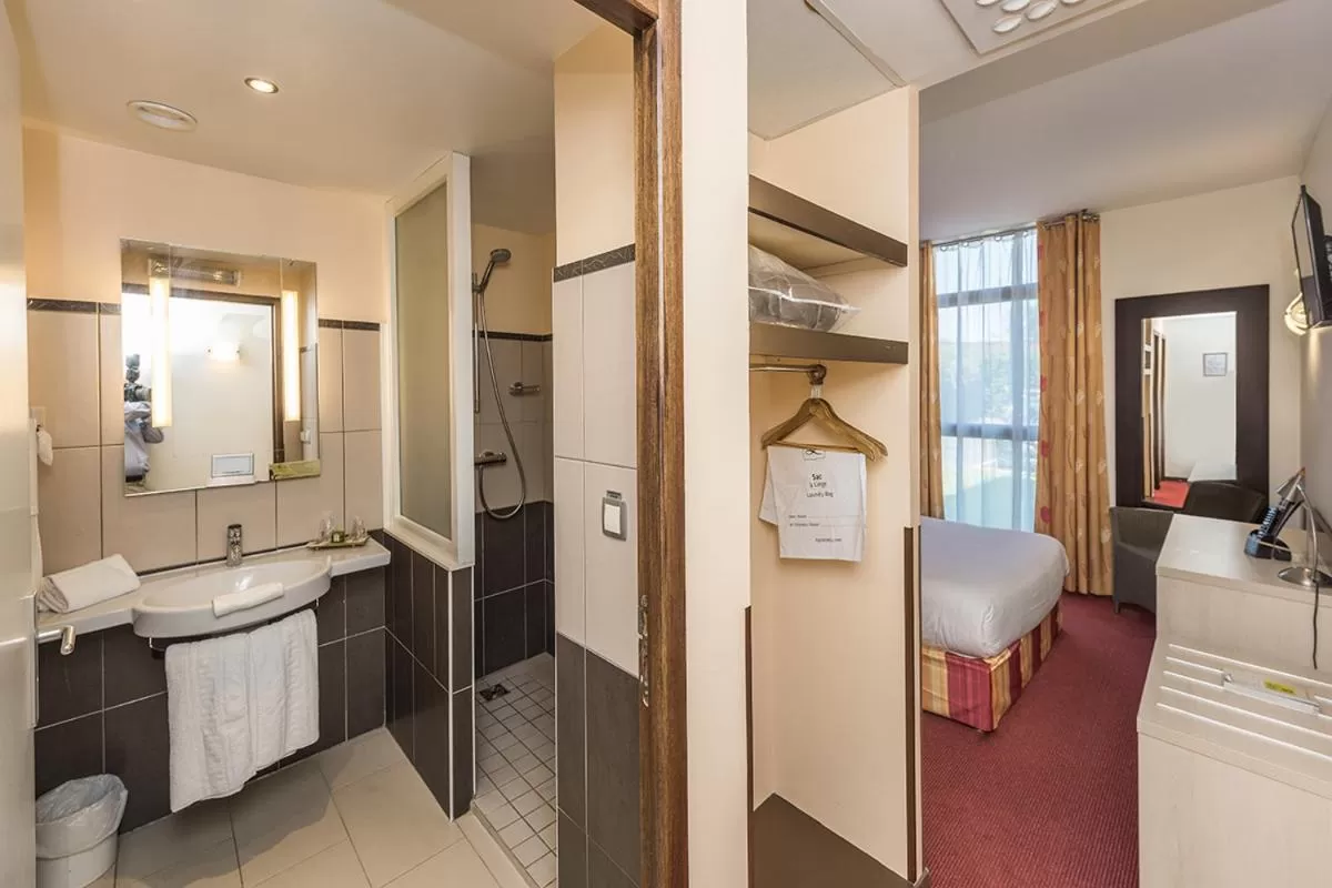 Bathroom in Hostellerie Saint Vincent Beauvais Aeroport