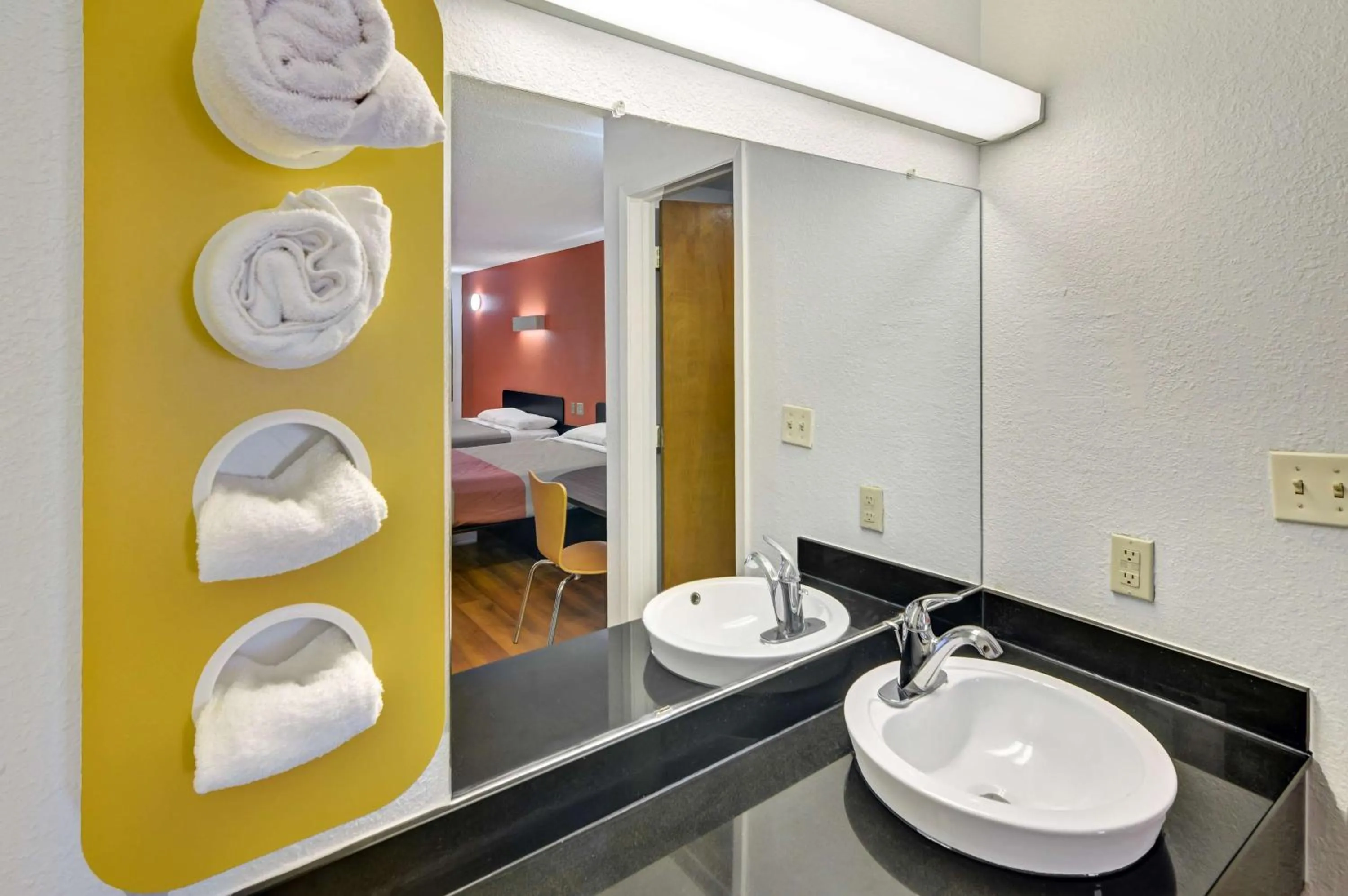 Bathroom, Bed in Motel 6-Lindale, TX