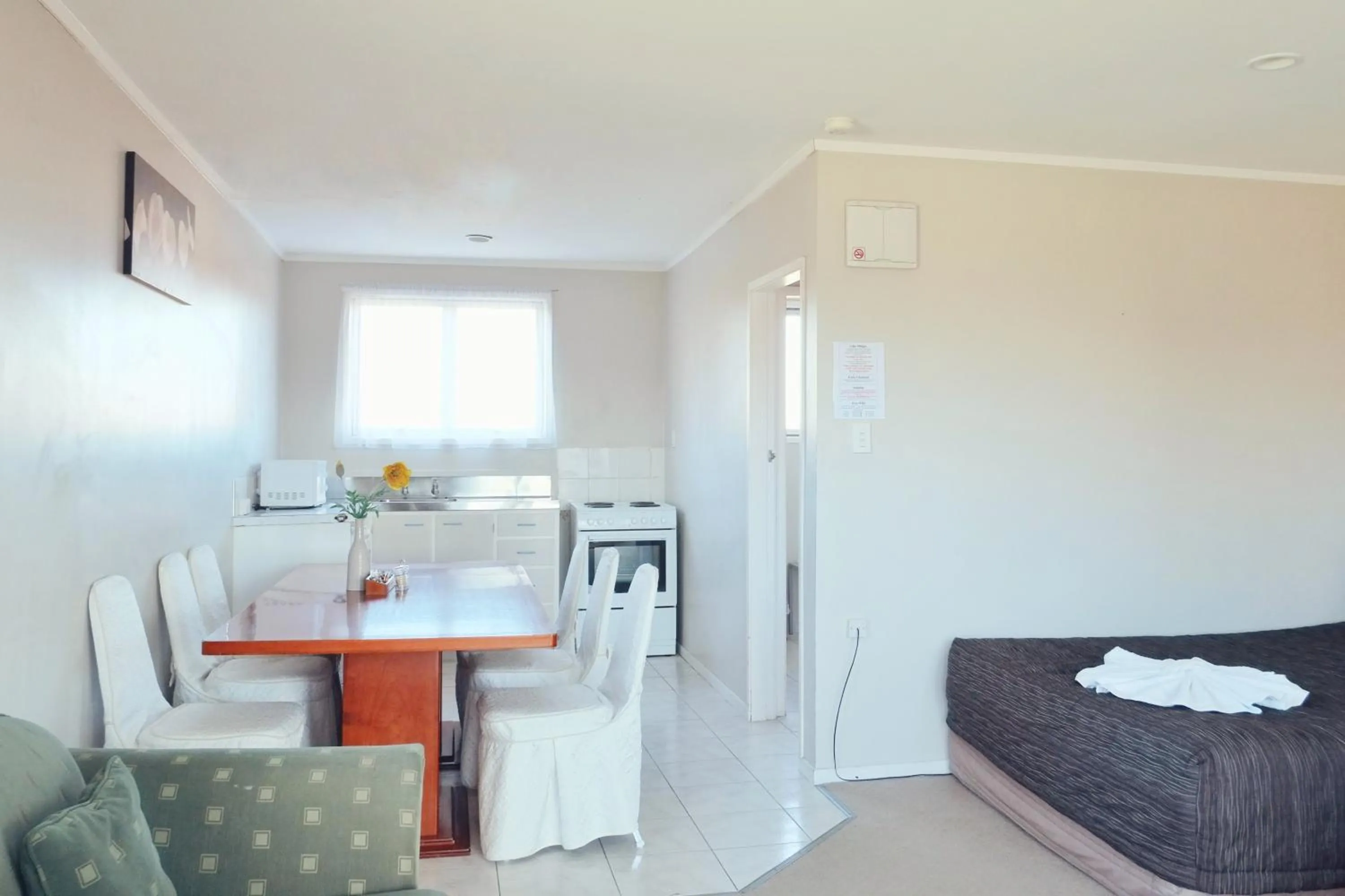 Seating area, Bed in Gateway International Motel