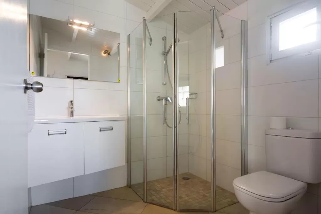 Day, Bathroom in La Felicidad