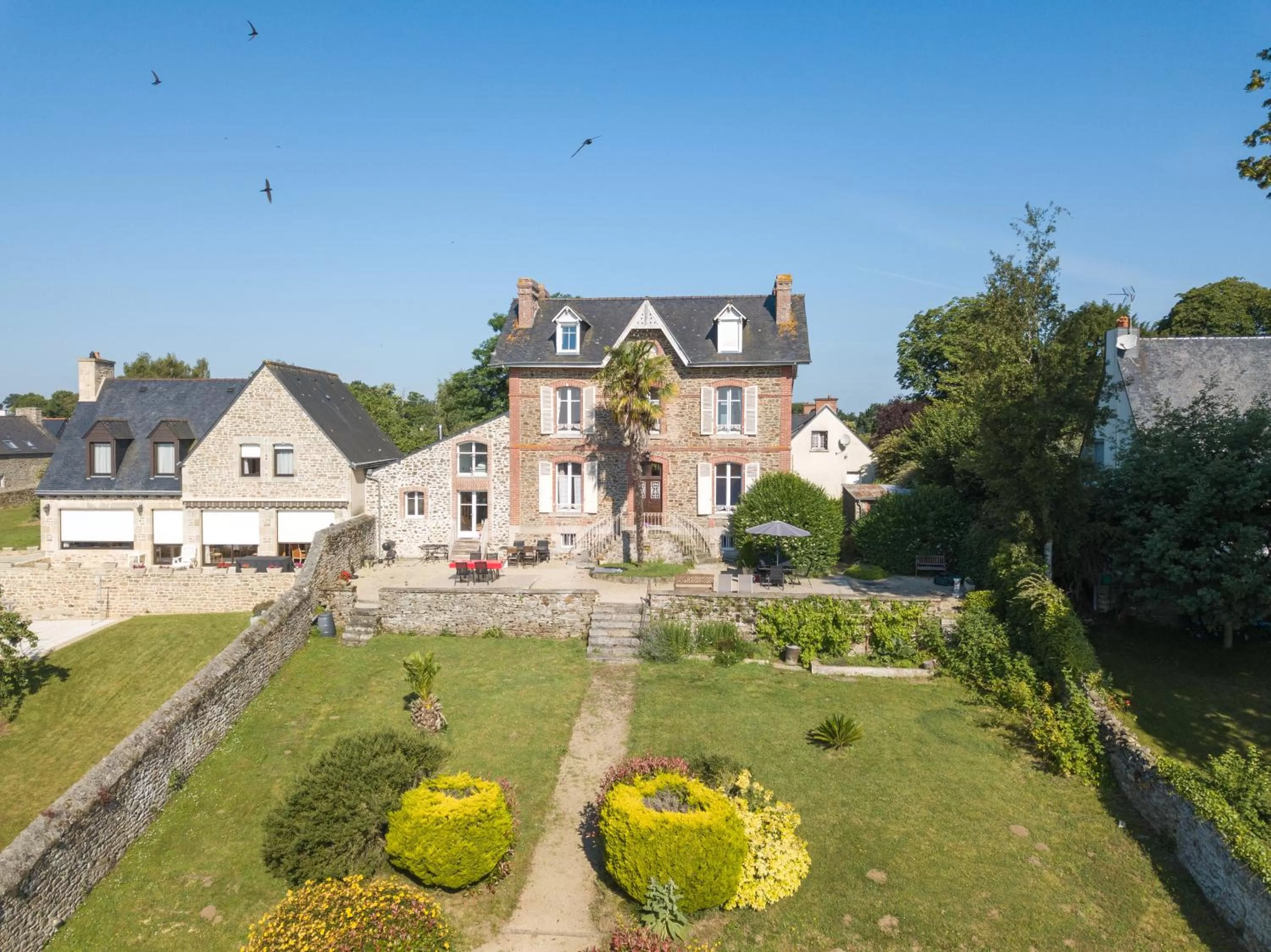 Garden, Property Building in Vue sur la Rance