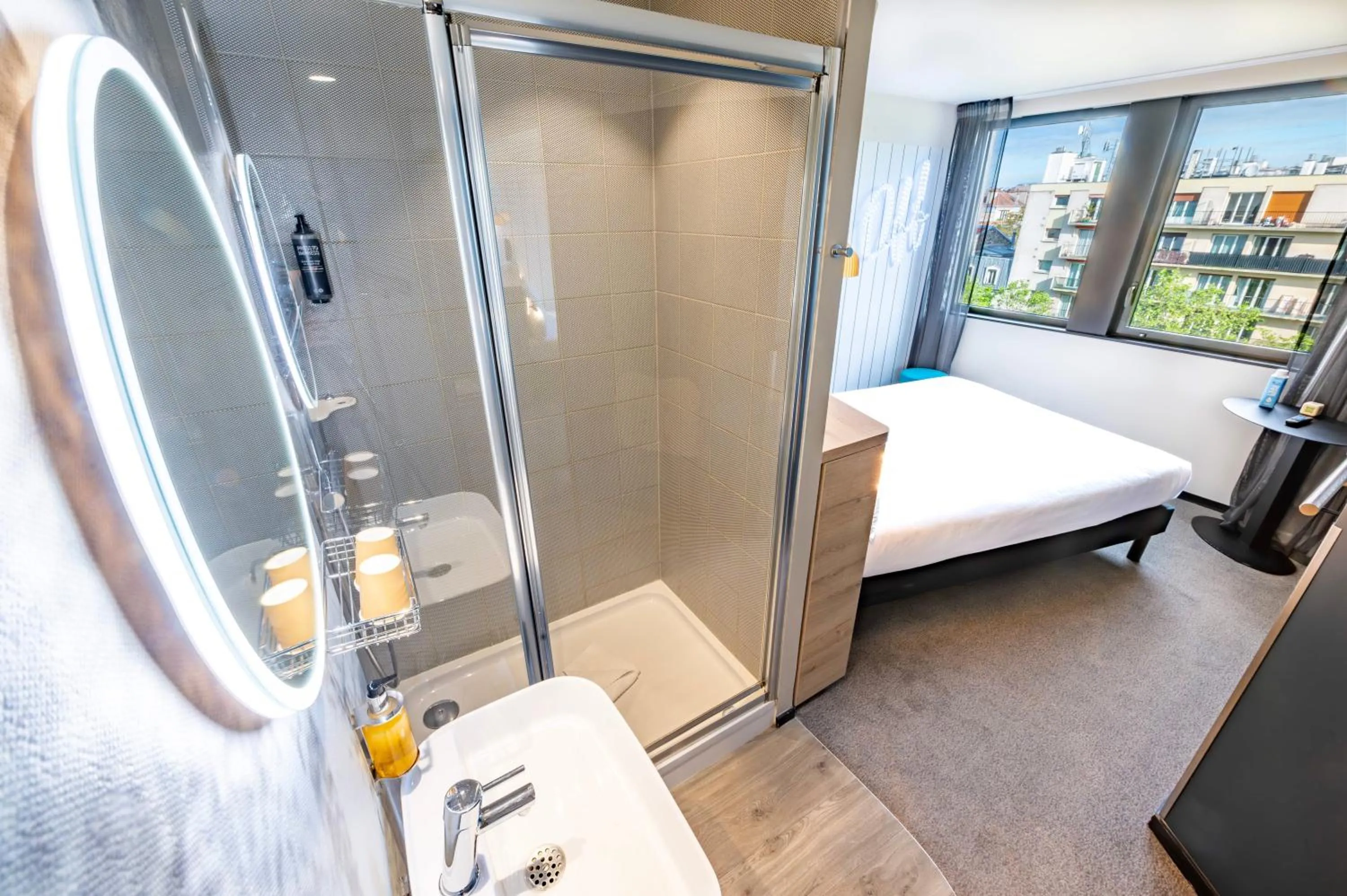 Shower, Bed in ibis Styles Paris 16 Boulogne