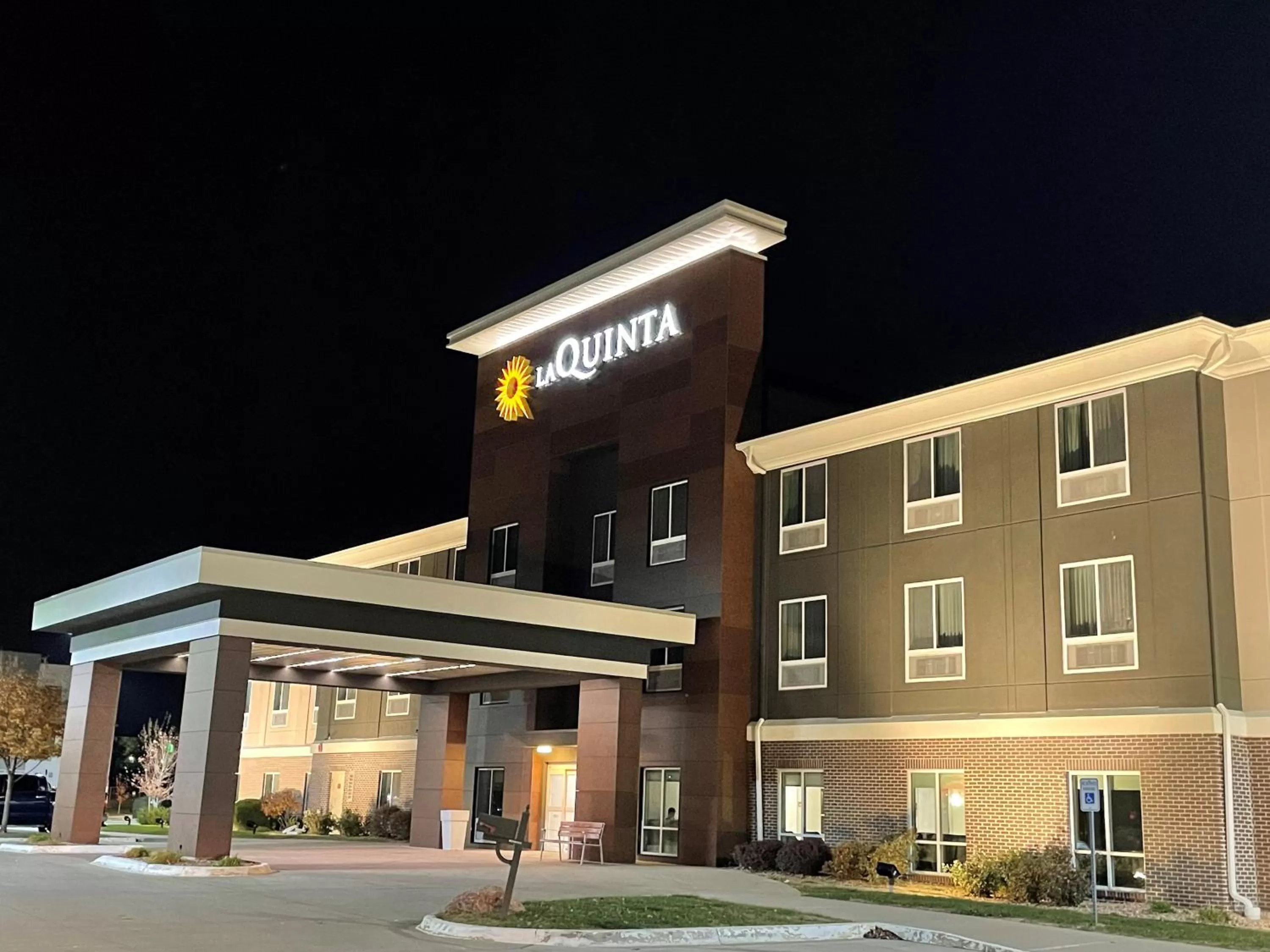 Property building in La Quinta Inn & Suites by Wyndham Ankeny IA - Des Moines IA