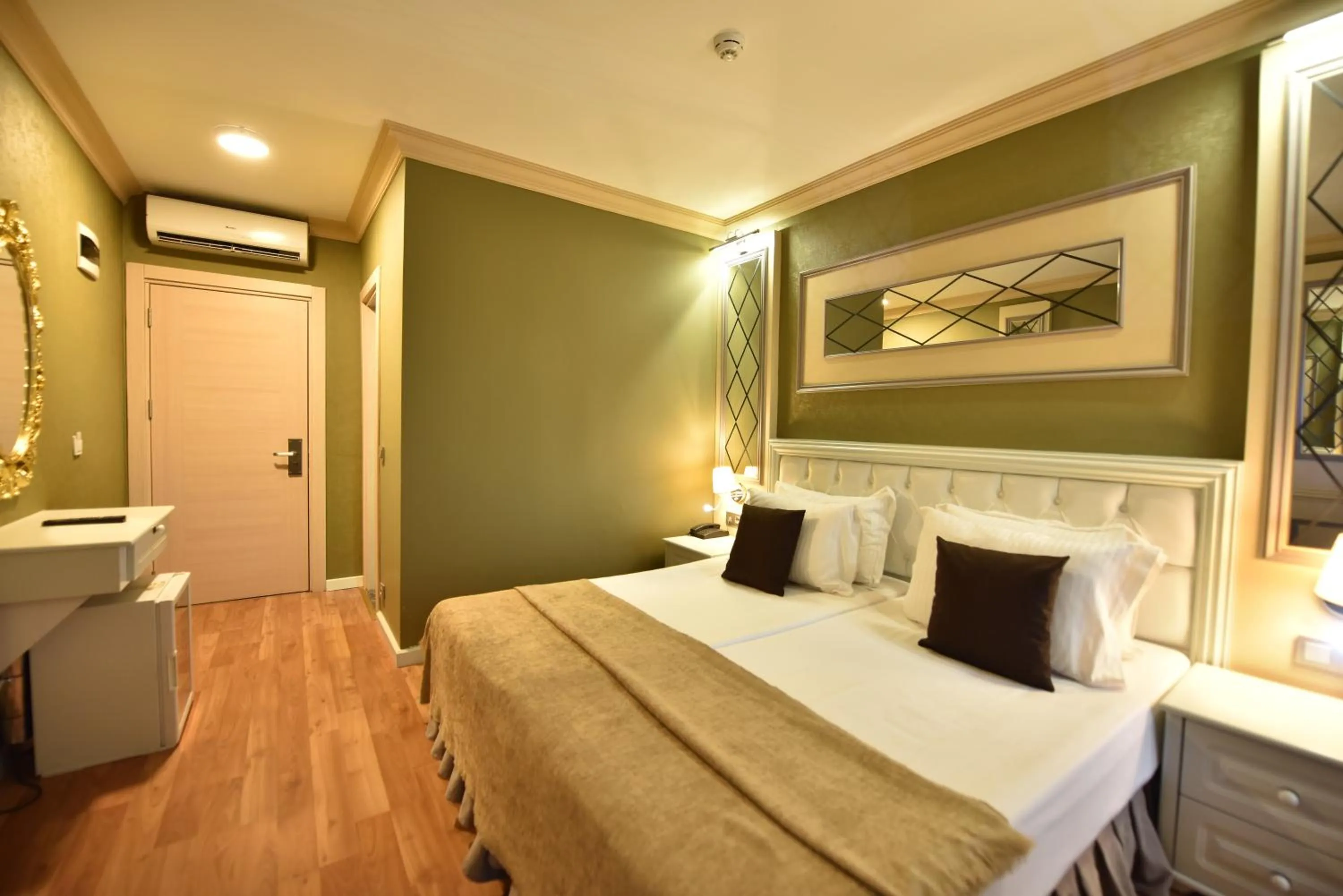 Photo of the whole room, Bed in Sunlight Hotel