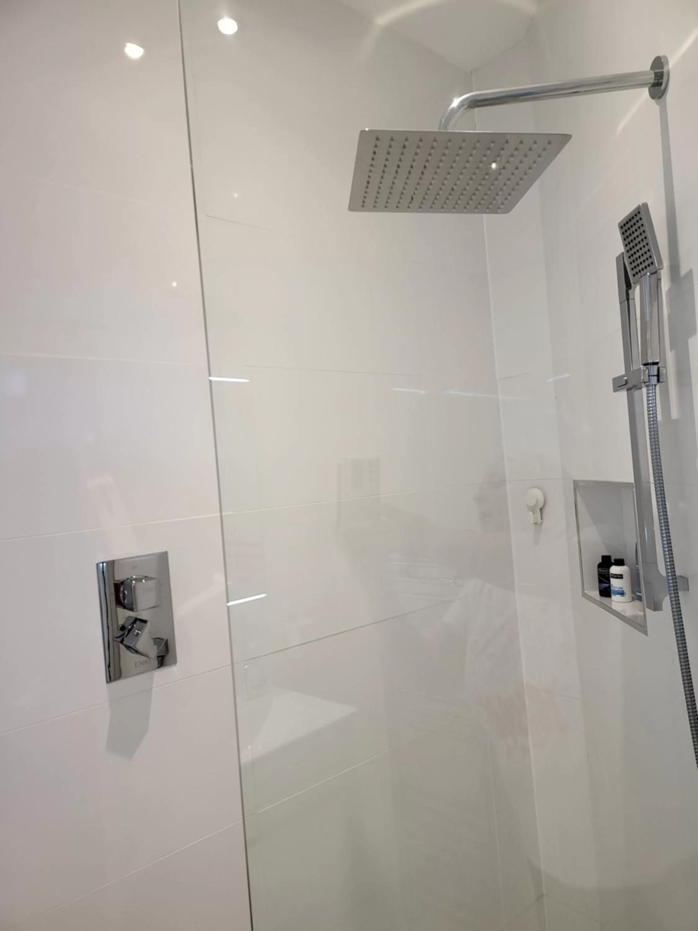 Bathroom in Langhouse Castle Bed and Breakfast